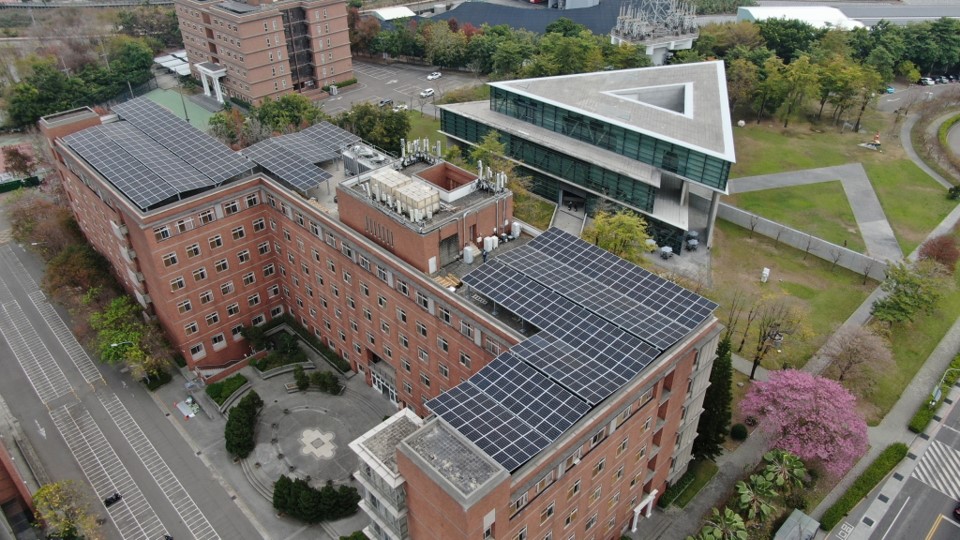 圖為亞大在第三宿舍屋頂裝置太陽能「公民電廠」,預估1年發電量可達近25萬度綠電。