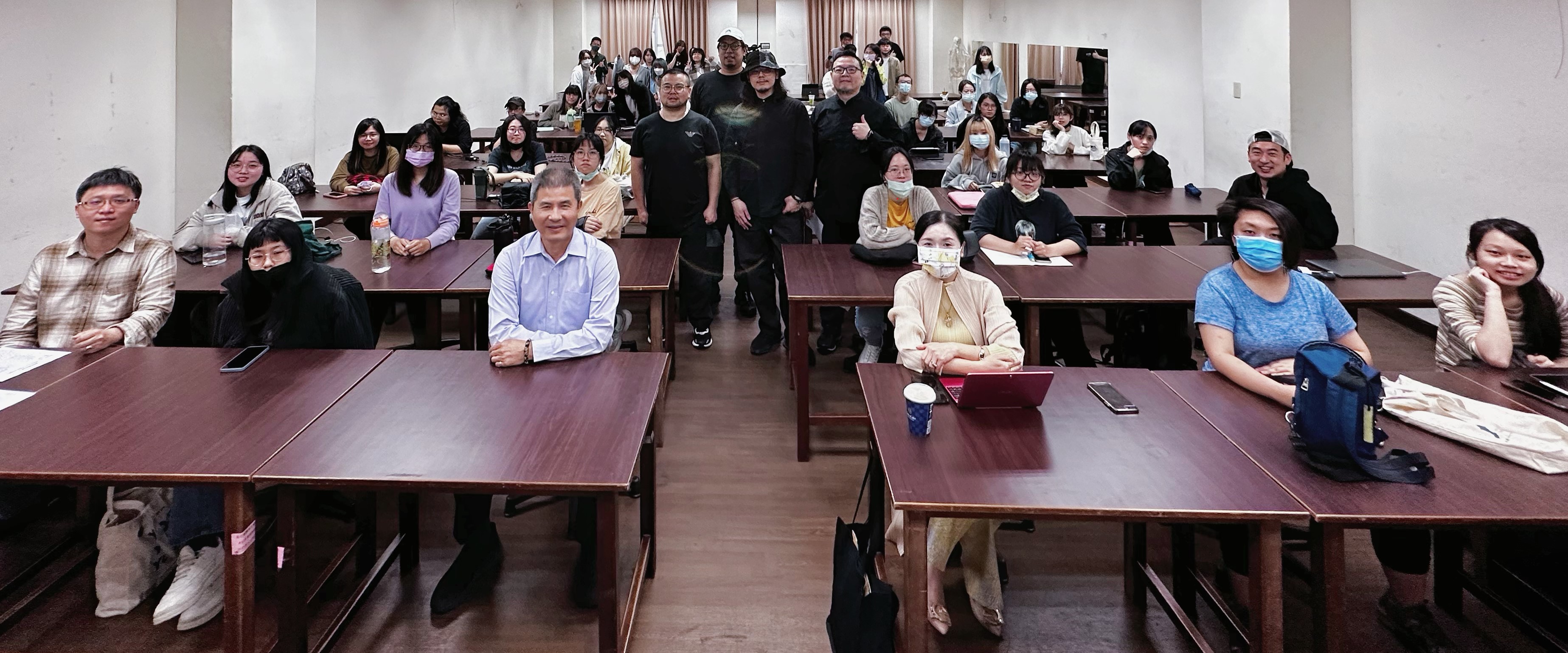 圖為亞大數媒系舉辦「生成式AI融入教學討論與實作」技術講座,創意設計學院長陳啟雄(前排左3)、數媒系主任趙文鴻(站立左1)、演講者木下曰本動畫公司創辦人廖玳佑(站立左2)、製片/AI研究者高捷(站立左3),和參與師生合影。