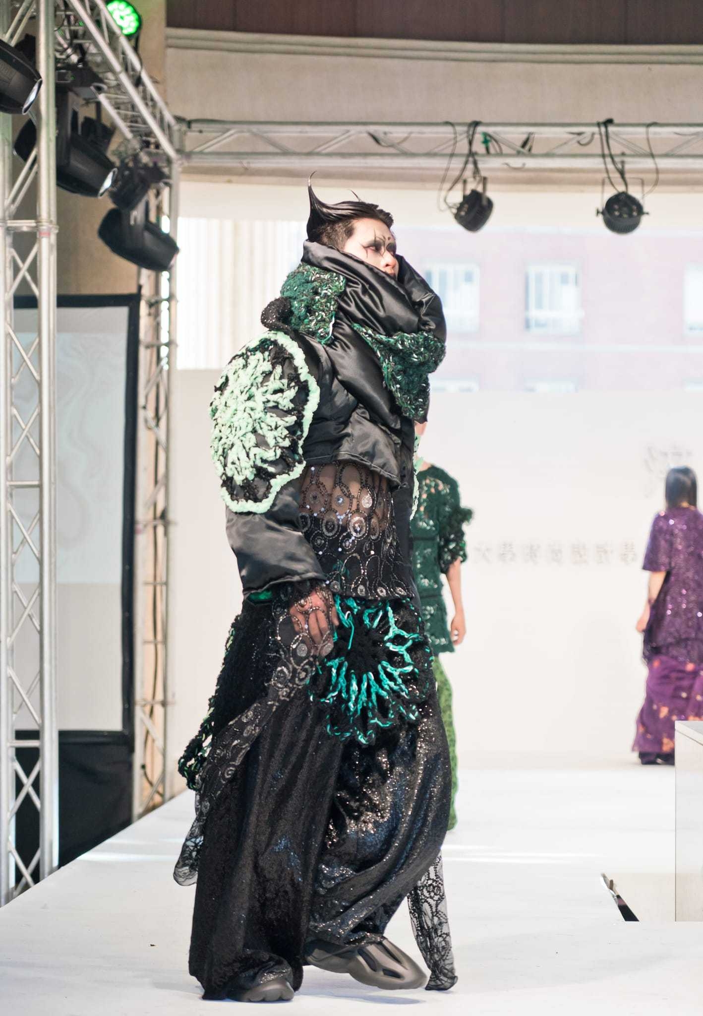 圖為亞大時尚系服裝組王盈惠同學的作品「非人類慶典」，入圍「第二屆長江杯金裳獎」。