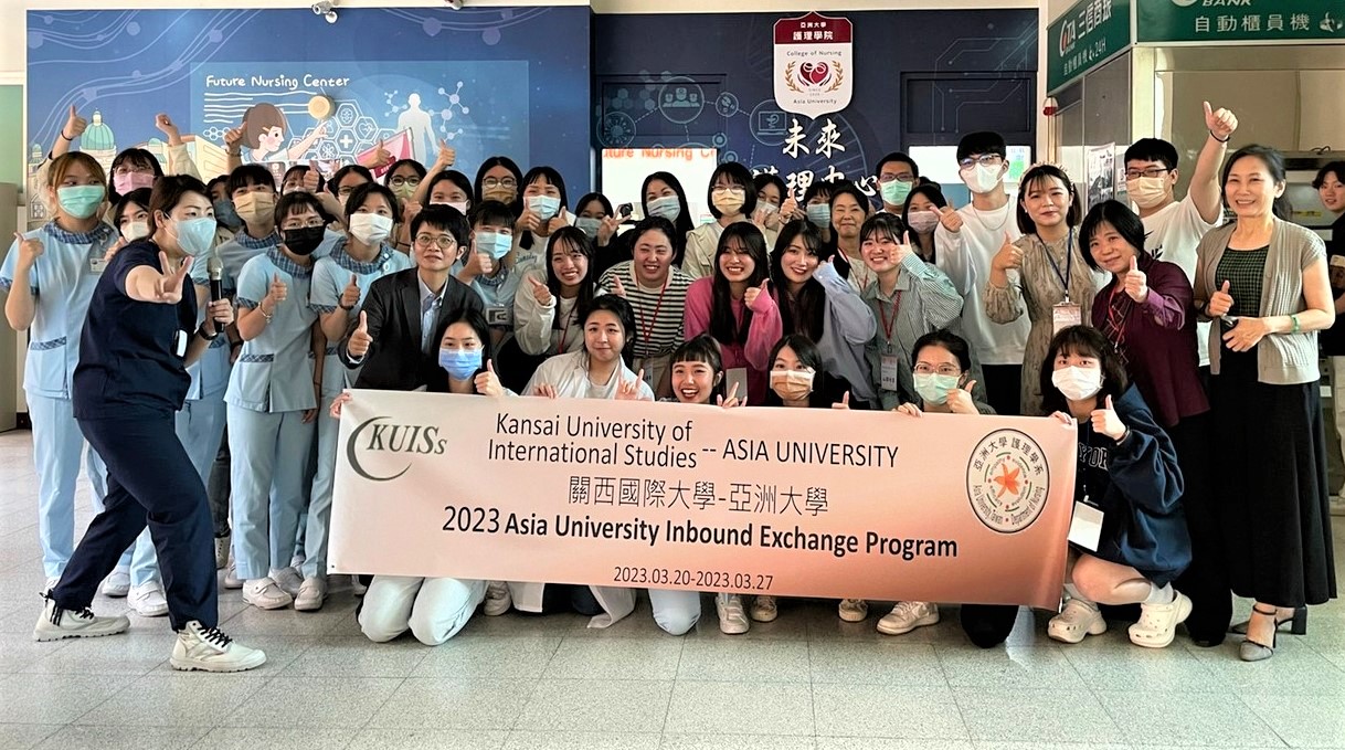 圖為亞大護理系老師彭逸稘老師(前排左1)，與參與「急重症護理概論」課程的日本關西國際大學師生合影。