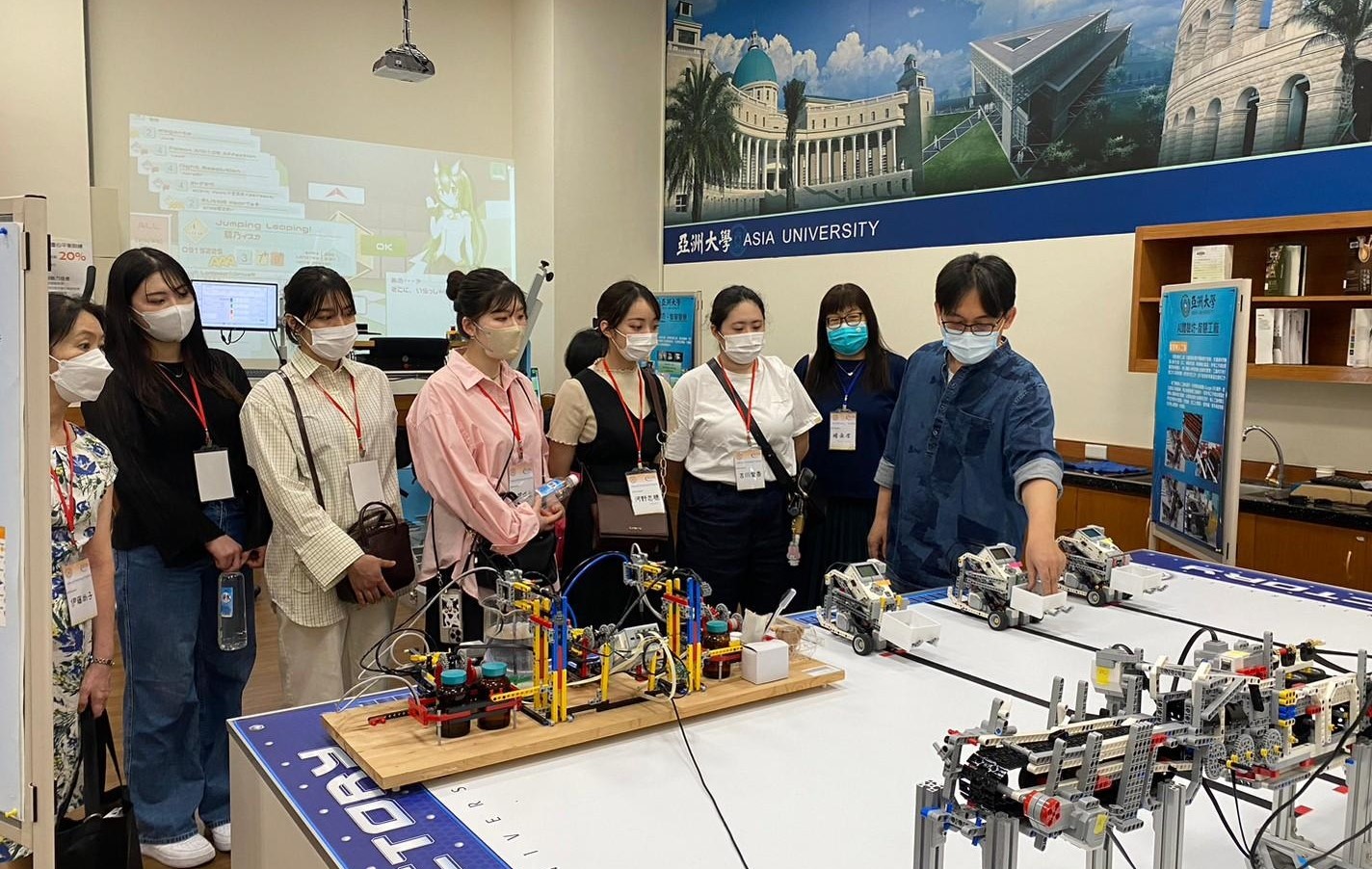 圖為日本關西國際大學師生，在亞大圖書館AI練功坊，體驗智慧校園生活。