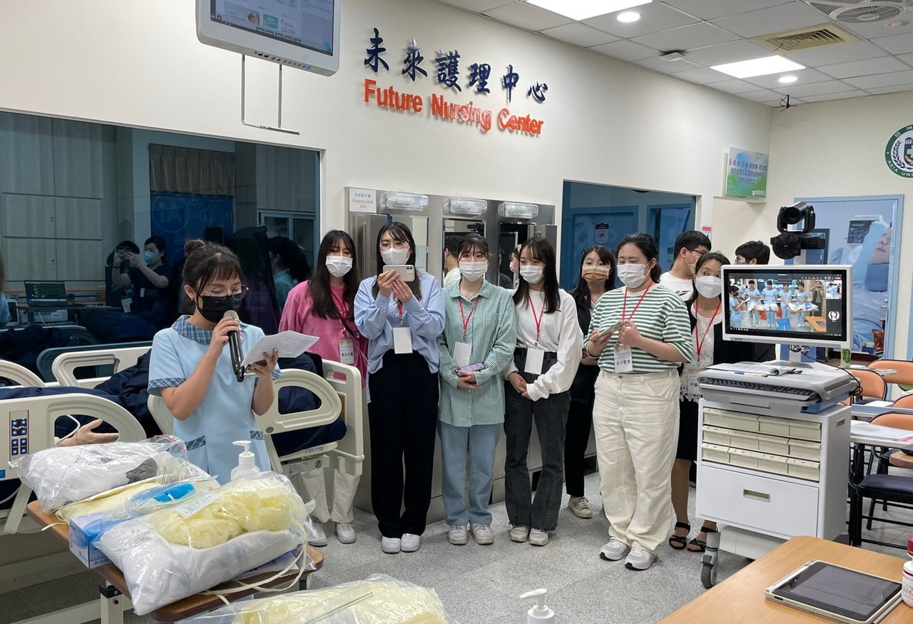圖為日本關西國際大學學生,在「急重症護理概論」課程,參與亞大護理學系大三同學的情境擬真演練。
