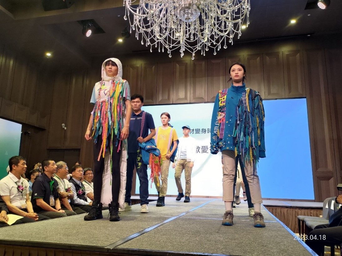 圖為亞大時尚系同學，在歐都納「衣起淨零 時尚循環」動態展演活動上，展出「歐愛循環衣」。