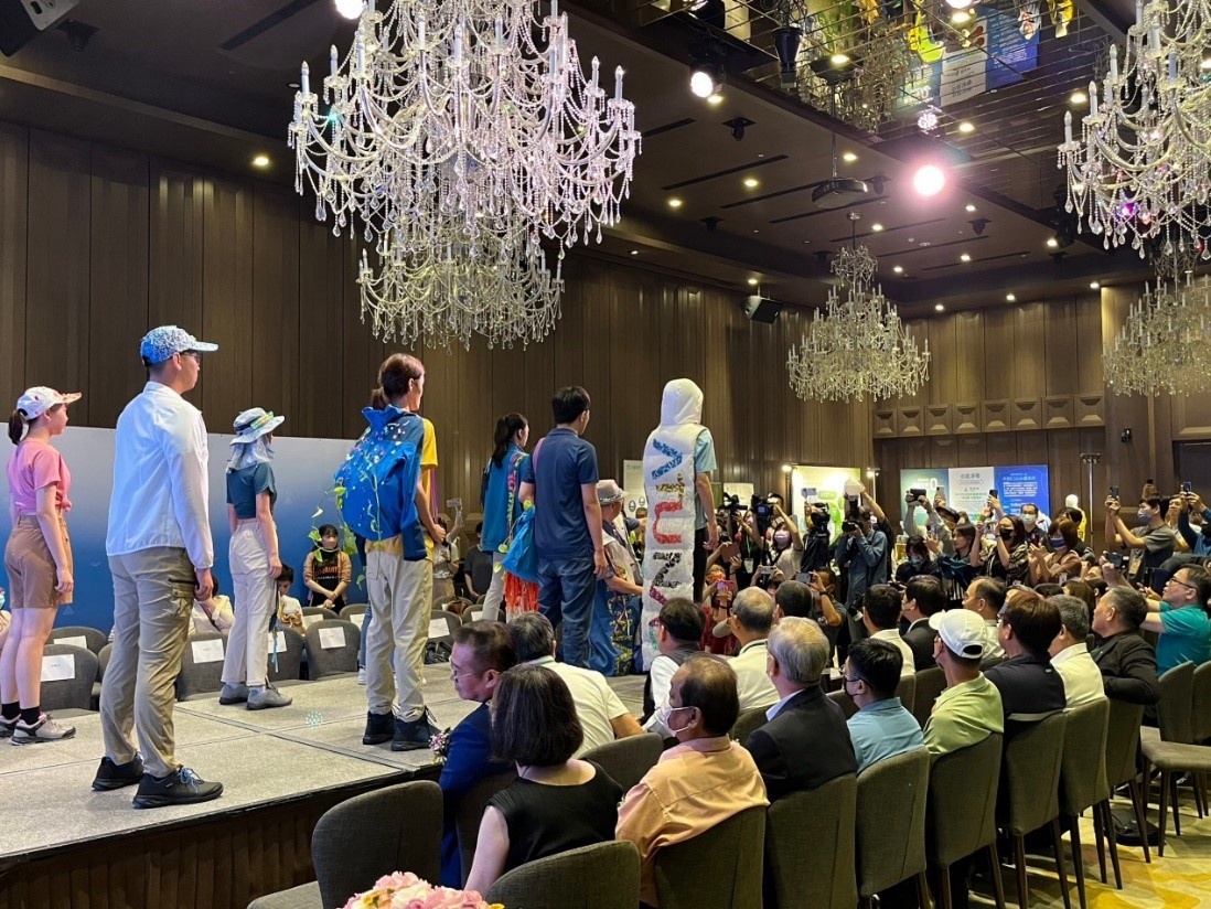 圖為亞大時尚系同學,在歐都納「衣起淨零 時尚循環」動態展演活動上,專業走秀獲肯定。