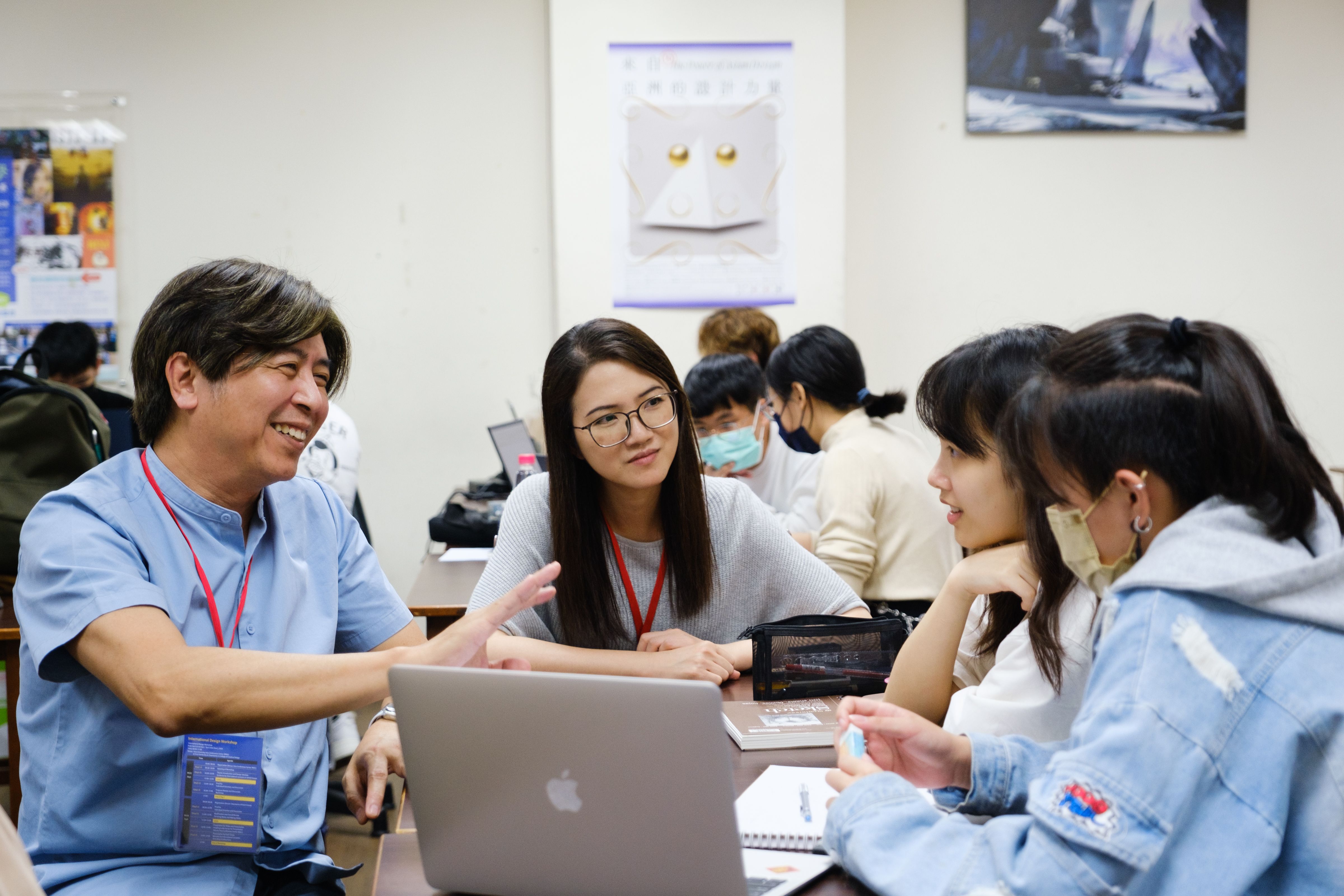 圖為新加坡設計大師戴禮翔(左)，給予學員作品調整方向。