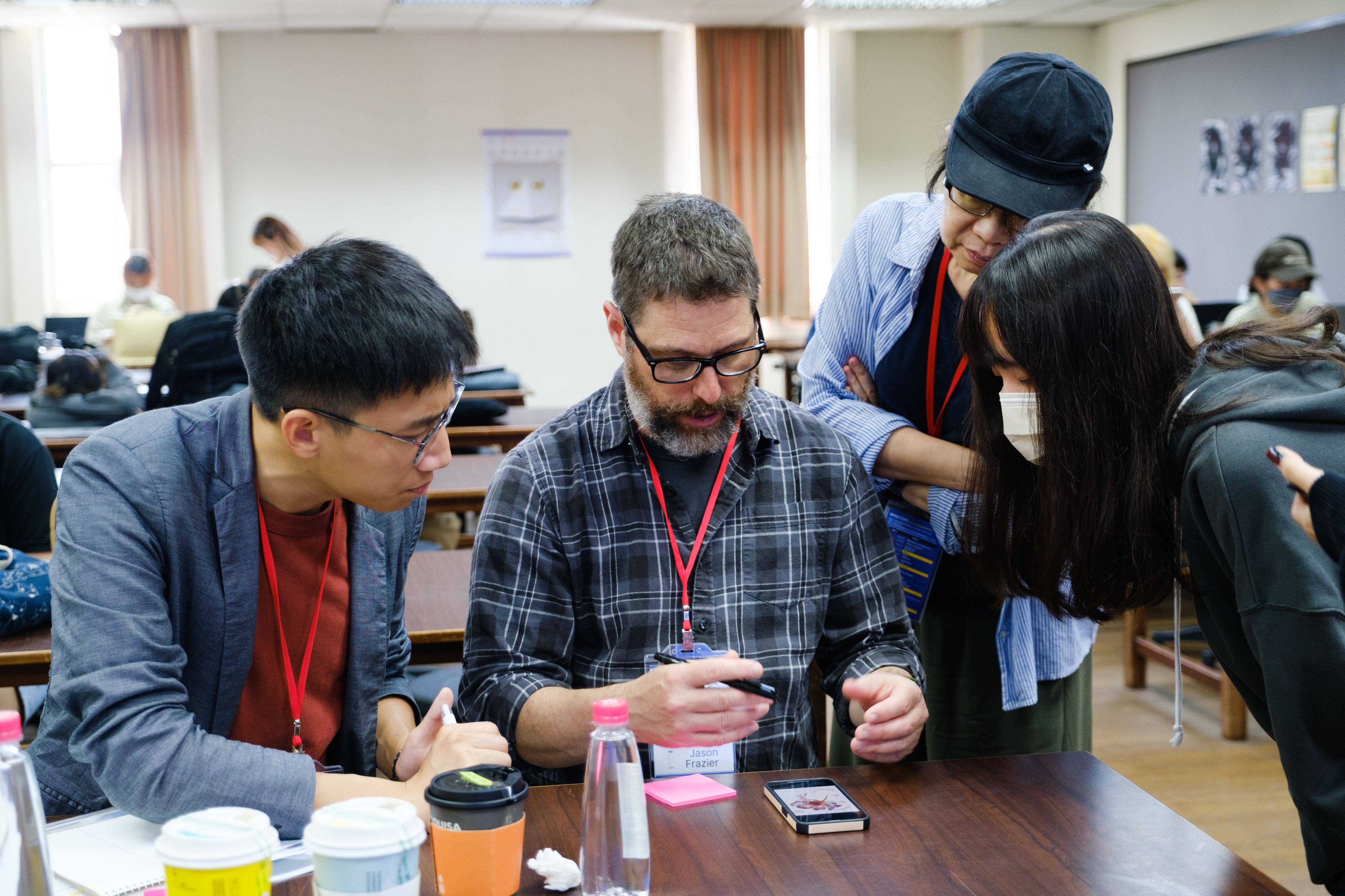 圖為美國設計大師Jason Frazier(中),與學員進行創意發想討論。