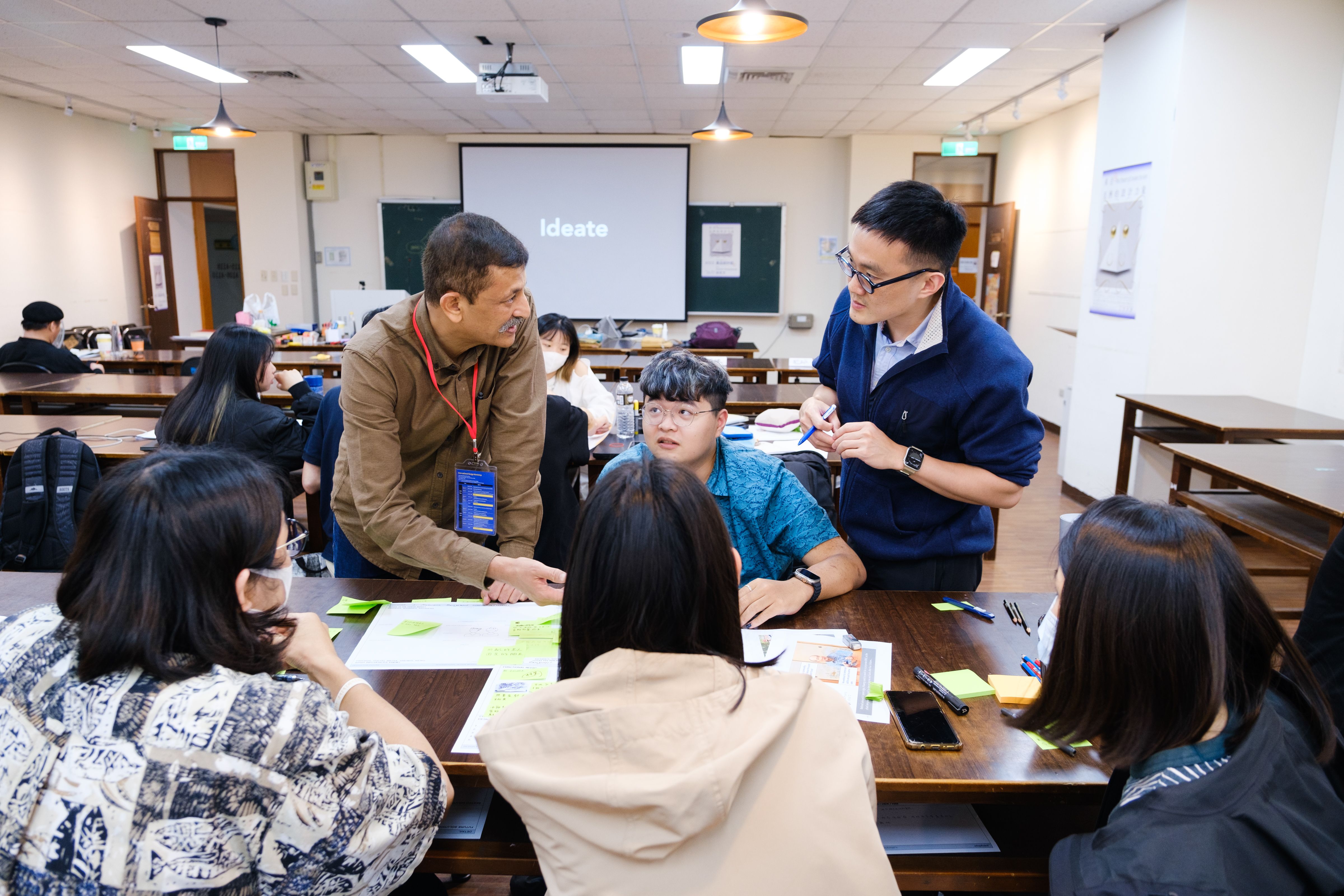 圖為印度設計大師Ashish Deshpande (站立者左),與學員討論創作方向。