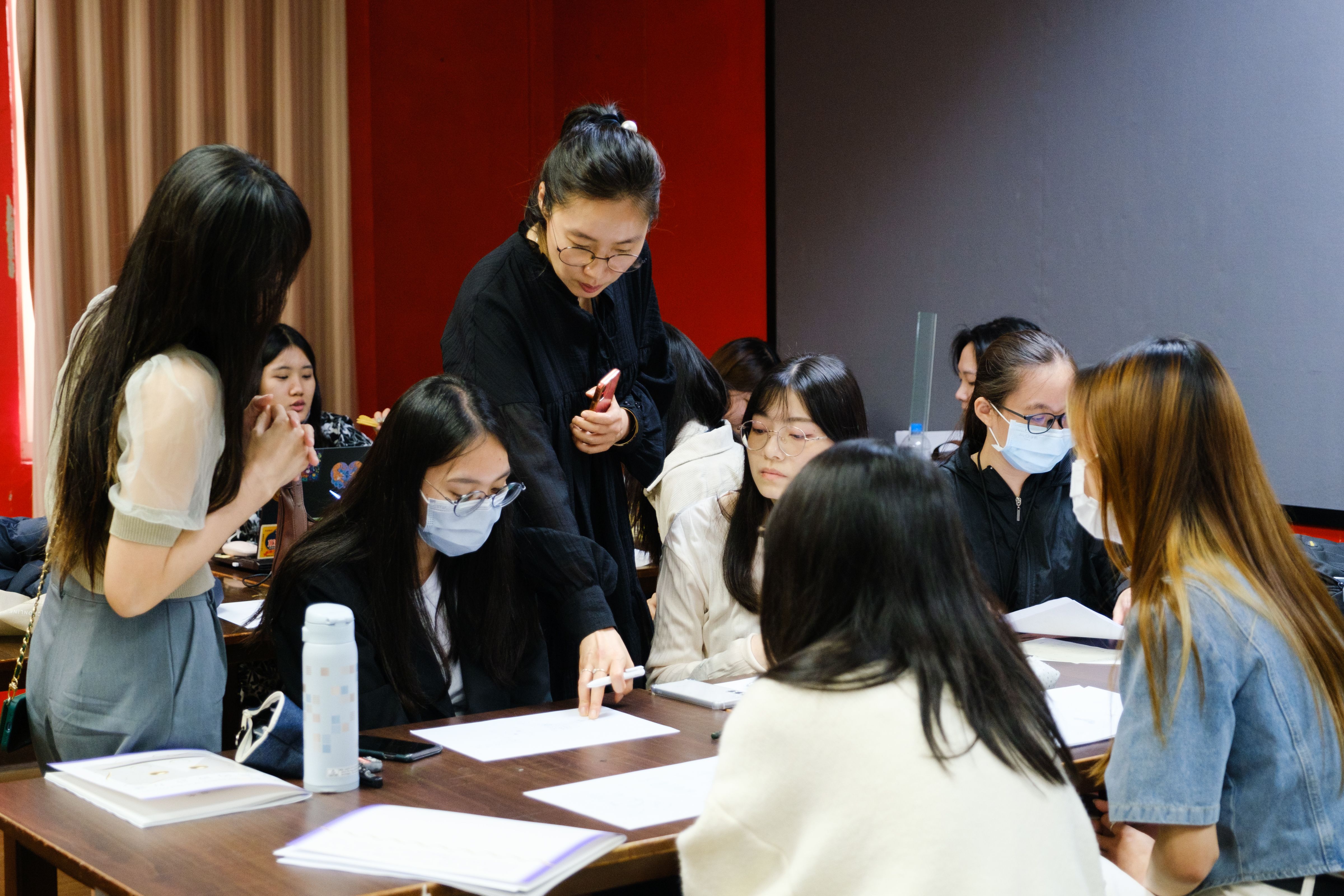 圖為韓國設計大師盧炫志(右站立者右)，與學員進行創意發想與討論。