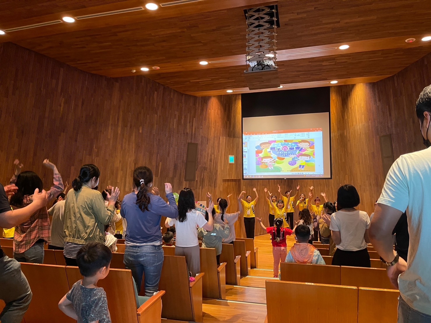 图为亚大幼教系同学，带领全场家长和幼儿进行暖身律动。