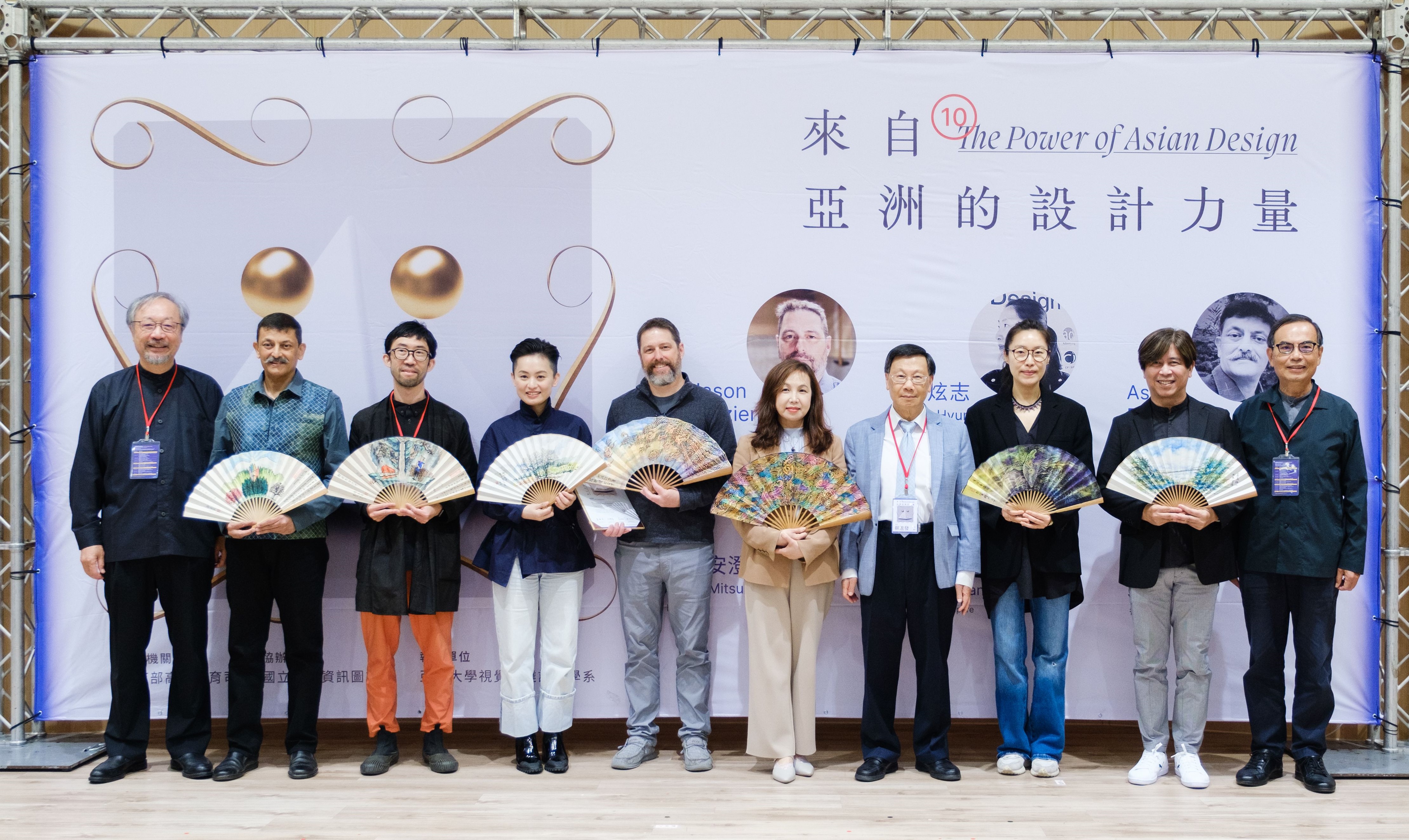 圖為亞大校長蔡進發(右4)、亞大講座教授林磐聳(左1),與參加今年第10屆「來自亞洲的設計力量」的6位國際設計大師等人合影。
