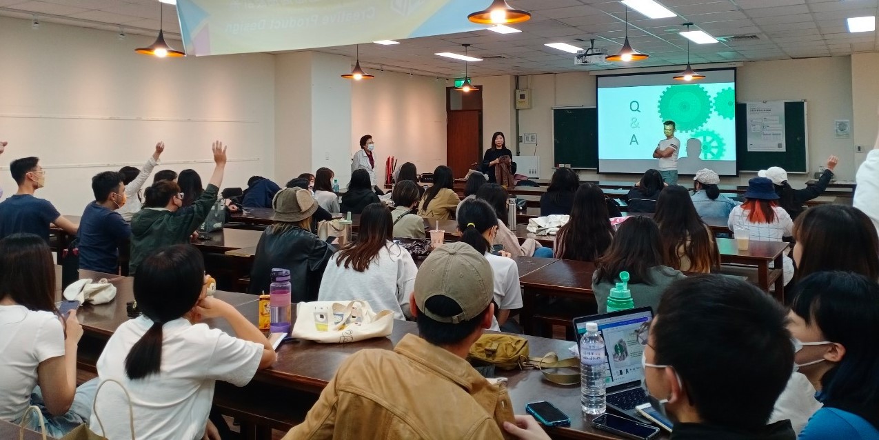 圖為劉政冶經理演講,參與同學踴躍提問。