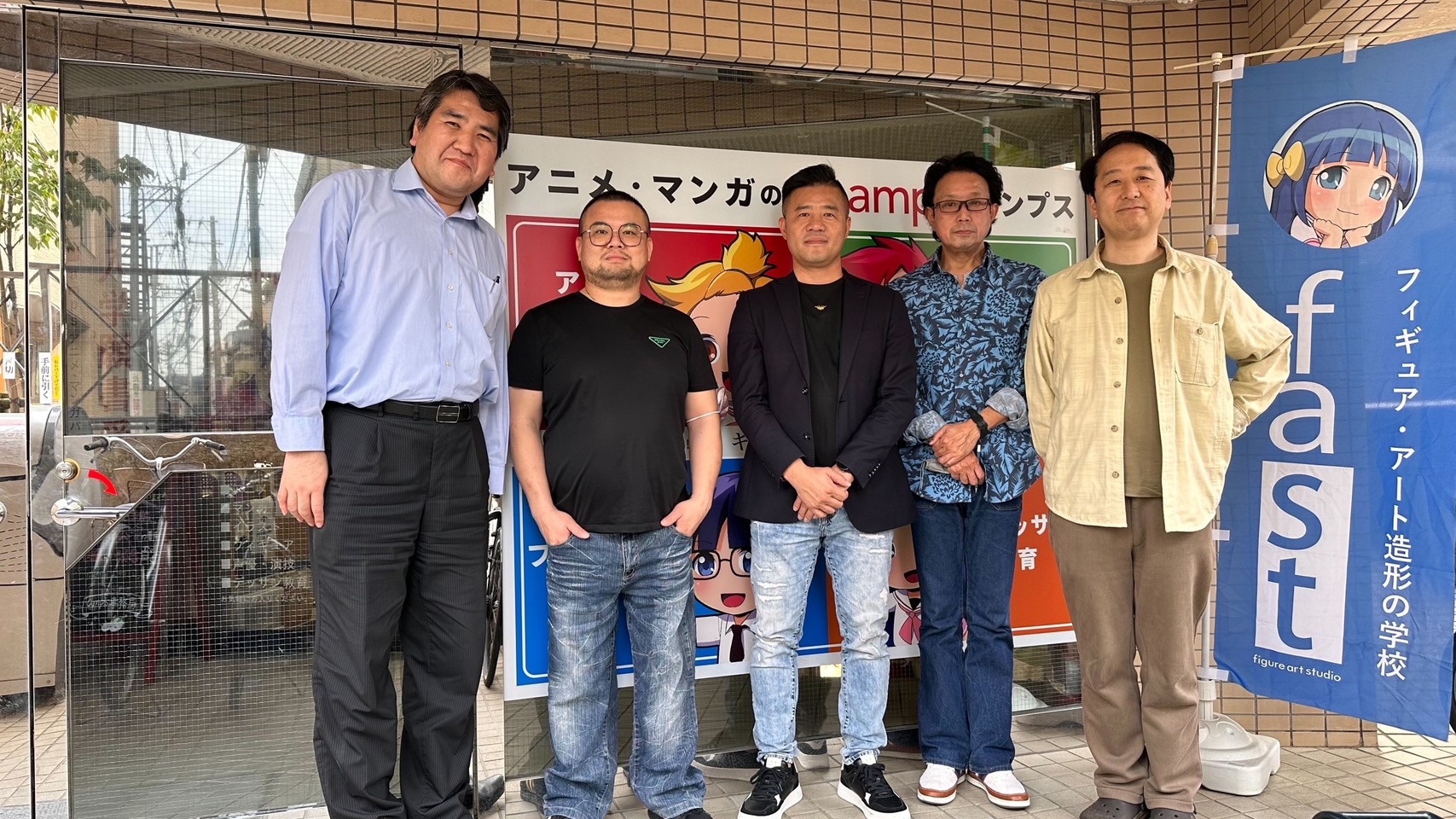 圖為亞大數媒系主任趙文鴻(左2)，拜訪東京AMPS動漫學院。