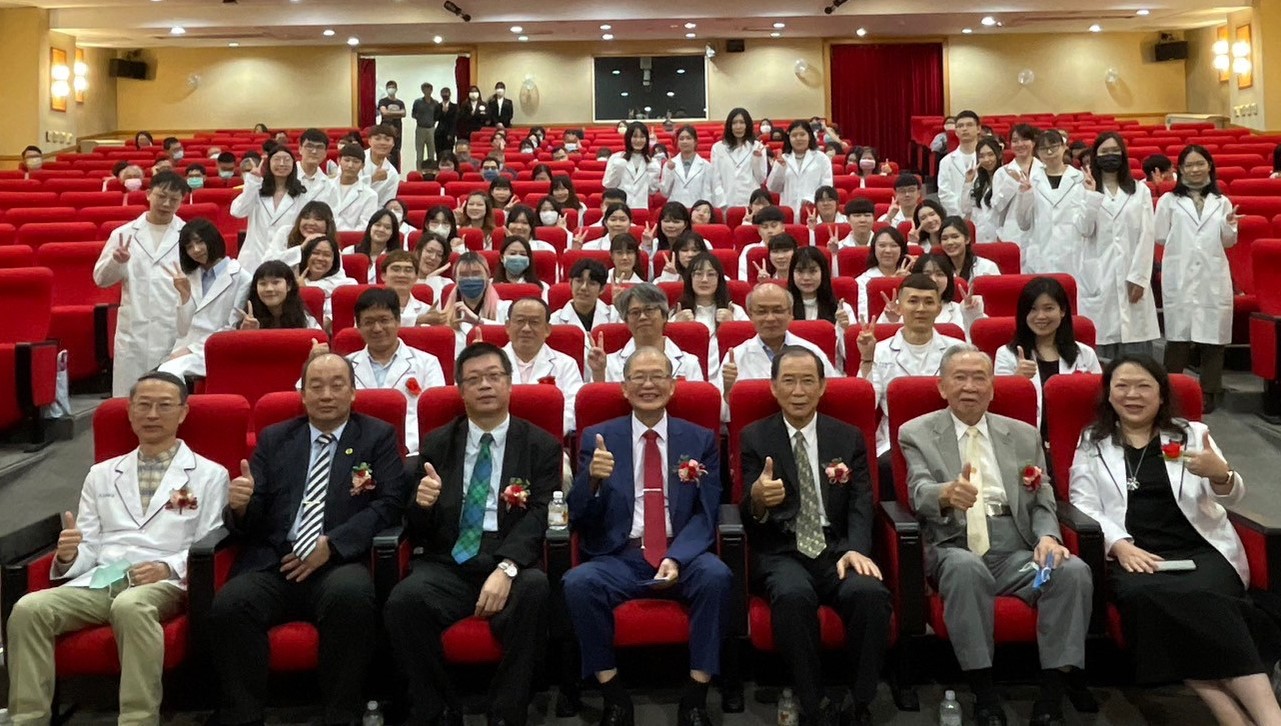 圖為亞大醫技系舉辦首屆授袍典禮,(前排由左至右)亞大醫技系主任呂旭峯系、台中市醫檢師公會理事長吳孟達、中華民國醫事檢驗師公會全國聯合會理事長蔡德龍、台美檢驗科技公司董事長蔡文城、亞大醫健學院長吳俊忠、酪多精生物科技公司董事長施宗雄、亞大醫技系副主任施養佳,和授袍的學生合影。