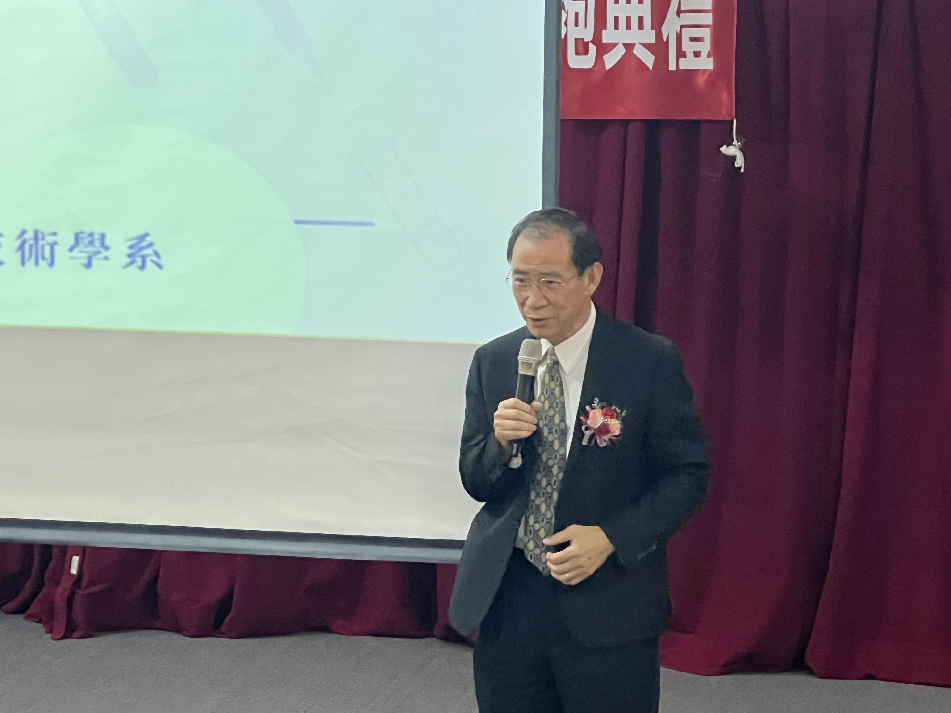 圖為亞大醫健學院長吳俊忠勉勵醫技系同學,認真學習、注重細節和標準操作流程,相信未來一定能成為出色的醫檢師。