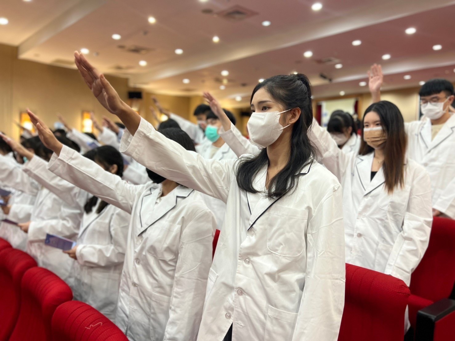圖為亞大109級醫技系同學授袍後宣示,「終身以醫檢師為榮,成為優質的醫檢師。」