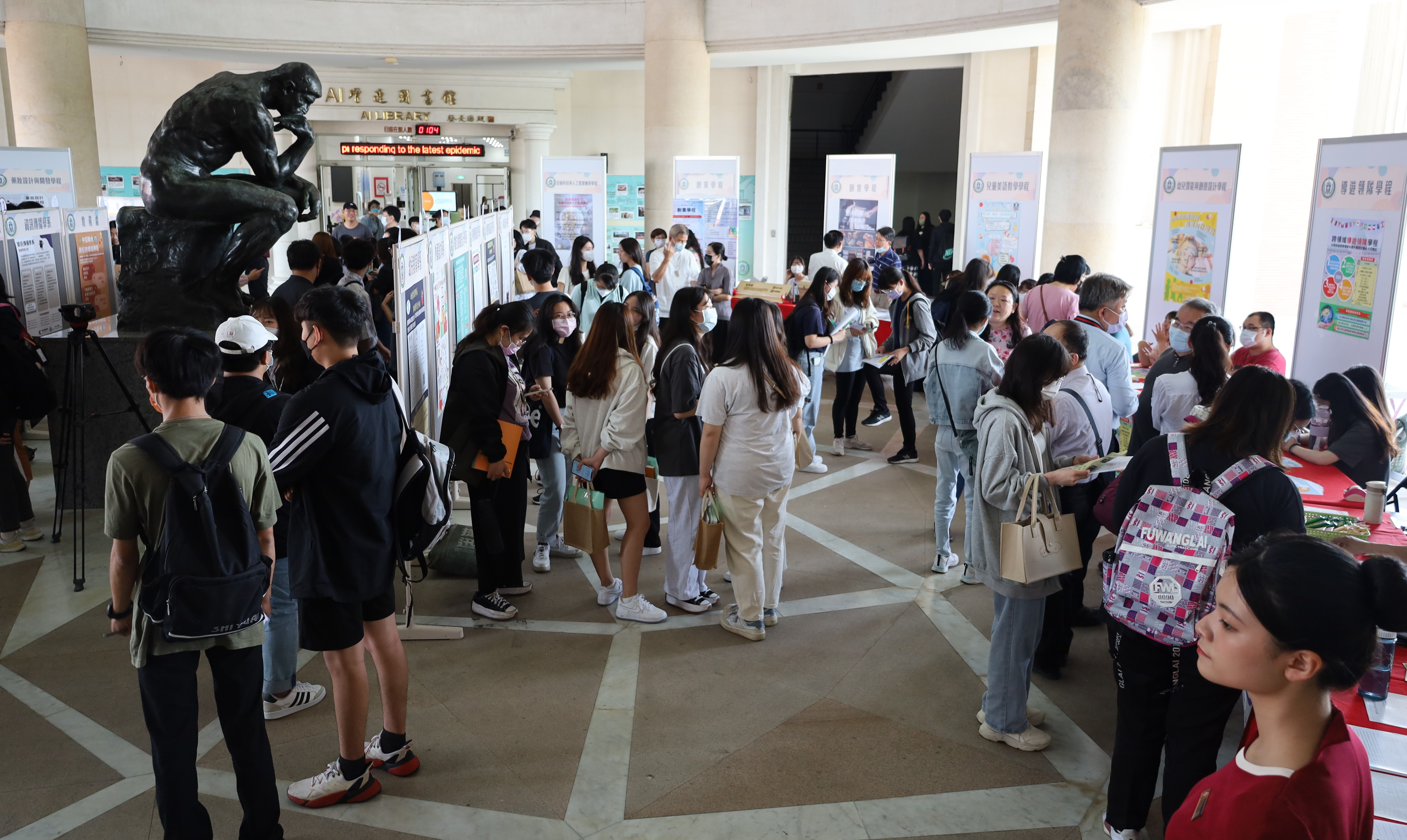 圖為亞洲大學「2023跨域自主學習日」活動，在羅丹廣場前登場，吸引大批同學參與、修讀。