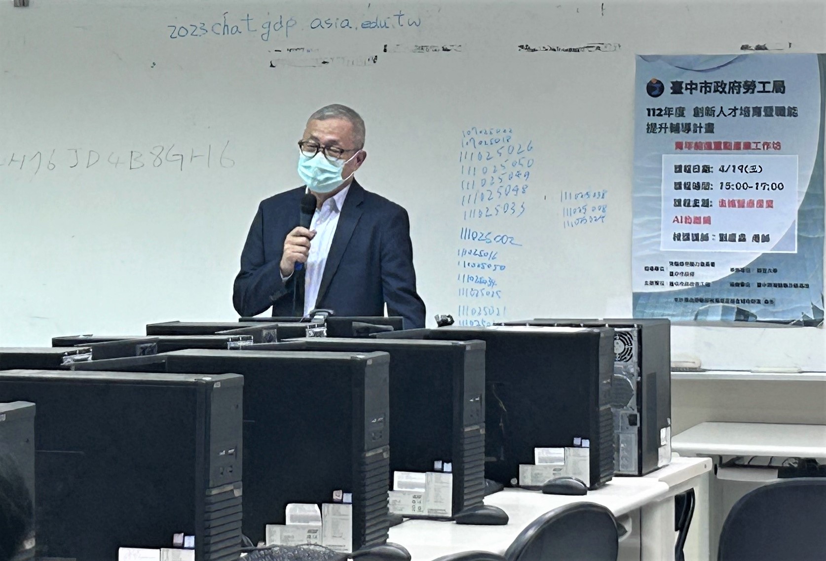 圖為賀康生醫公司總經理劉慶森博士,分享「生技醫療照護產業AI物聯網」。