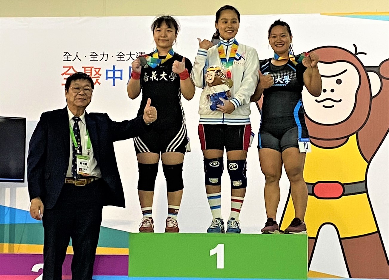 圖為亞大生醫系同學顏瑋倩(右)，在同級選手中個子最嬌小，但實力堅強，奪得「2023全大運」公開女子組64公斤級舉重銅牌。