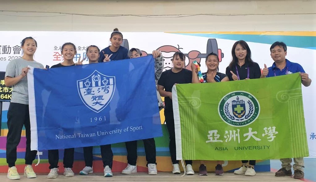圖為亞大生醫系同學顏瑋倩(右3),奪得「2023全大運」公開女子組64公斤級舉重銅牌,亞大體育室主任王秀瑾(右2)與亞大、台體大同學都為她開心。