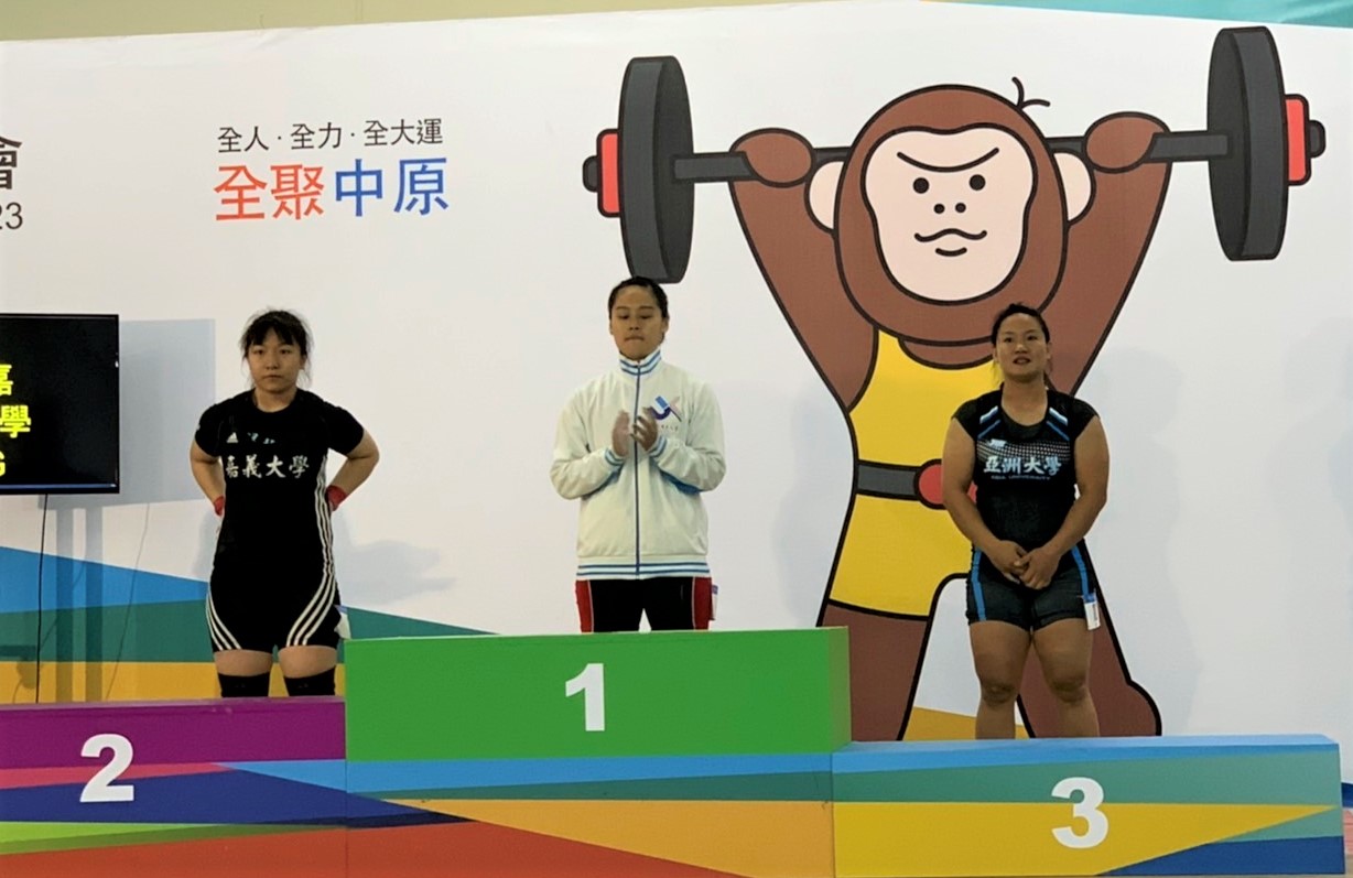 圖為亞大生醫系同學顏瑋倩(右),奪得「2023全大運」公開女子組64公斤級舉重銅牌。