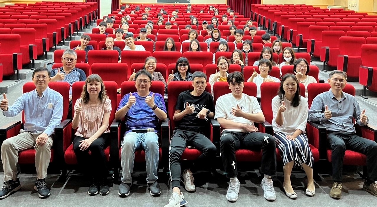 圖為亞大經管系主任莊淑惠(前排左2)、張庭彰老師(前排左3)，和參加碳排放碳足跡工作坊的師生合影。