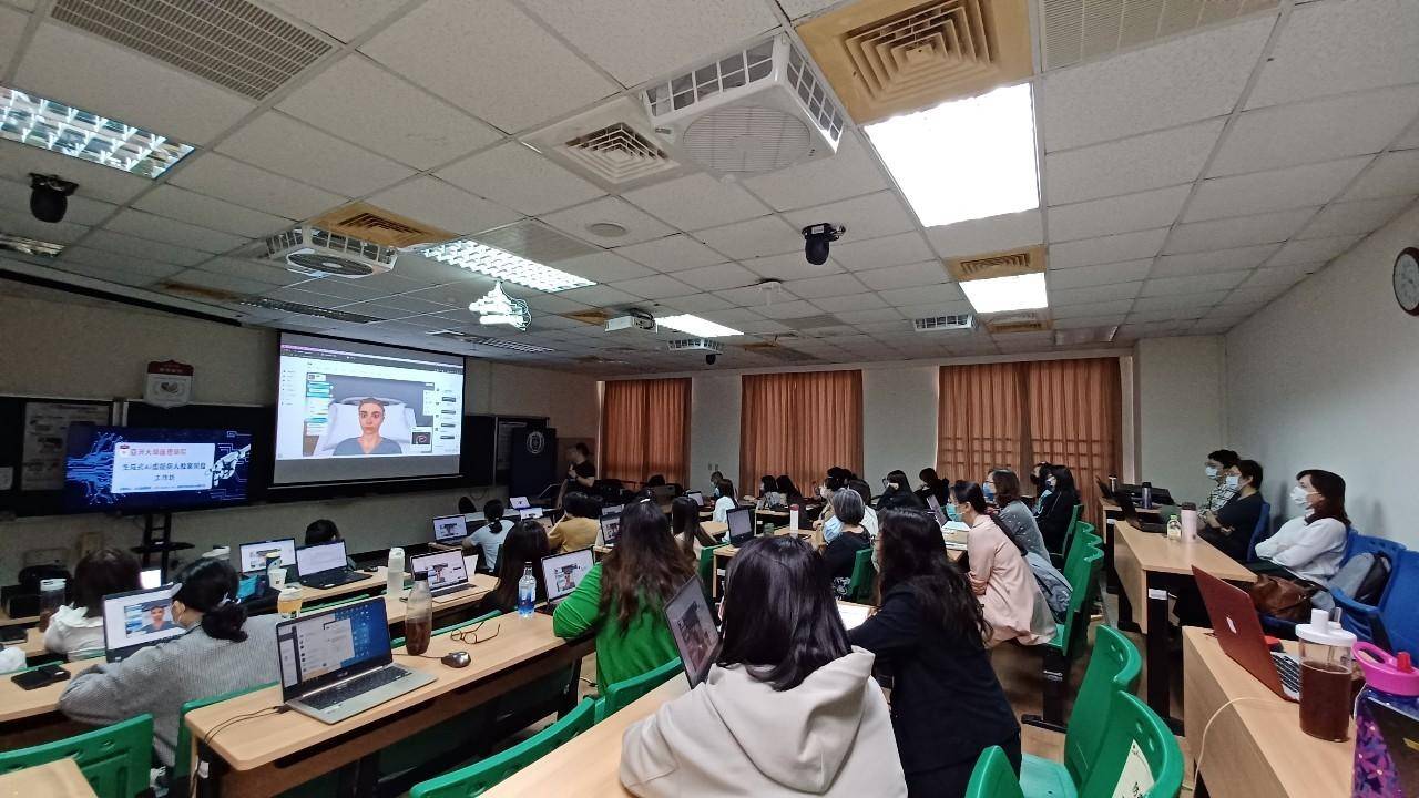 圖為亞大護理學院師生聆聽HTC Medical VR講師，分享如何應用ChatGPT快速生成撰寫教案腳本，並應用開發VR元宇宙教材。