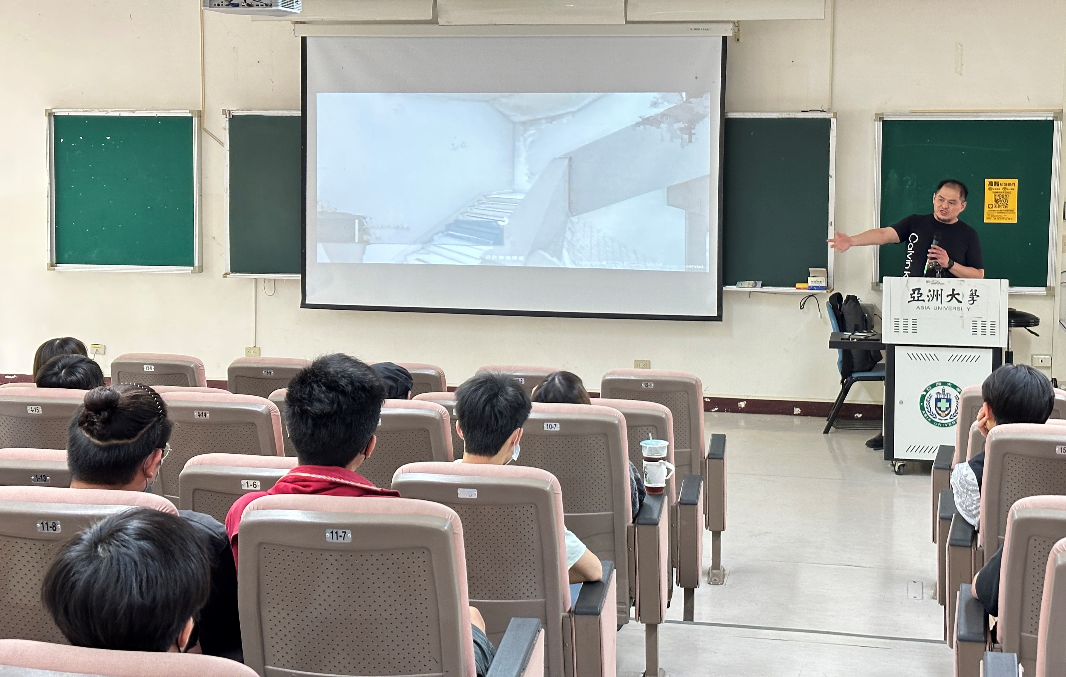 圖為瓦建國際設計許偉揚，談「設計力x執行力-翻轉台灣公共工程」。