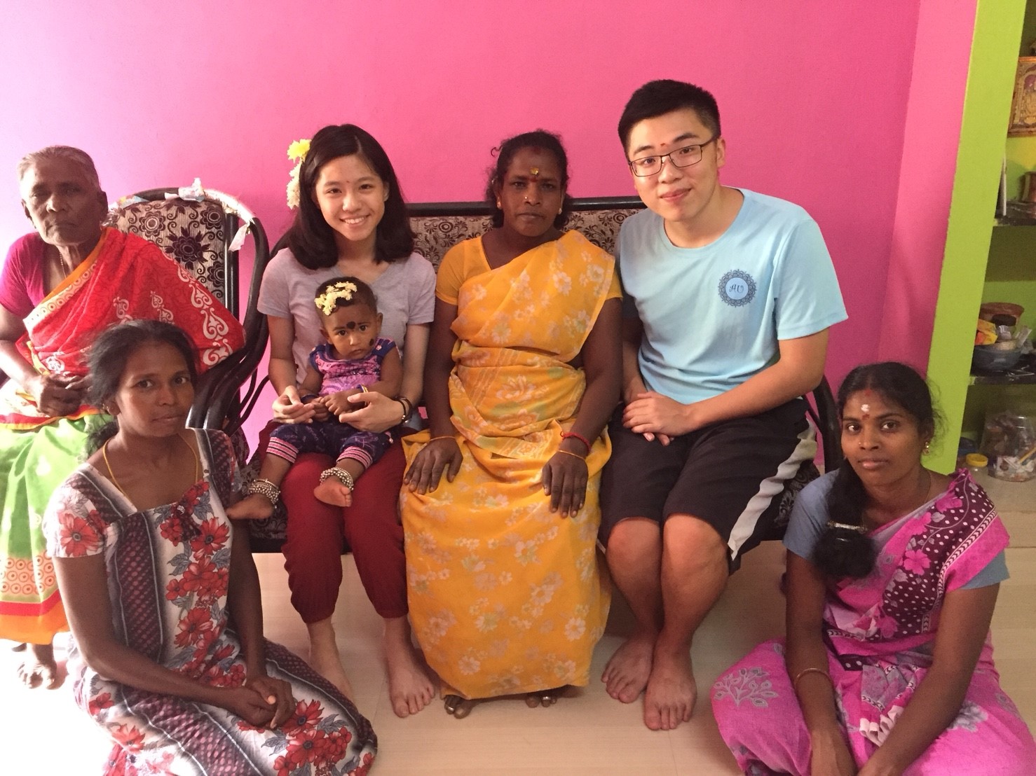 亚大社工实习生至印度妇女自助团体成员家庭，进行家庭关怀访视。
