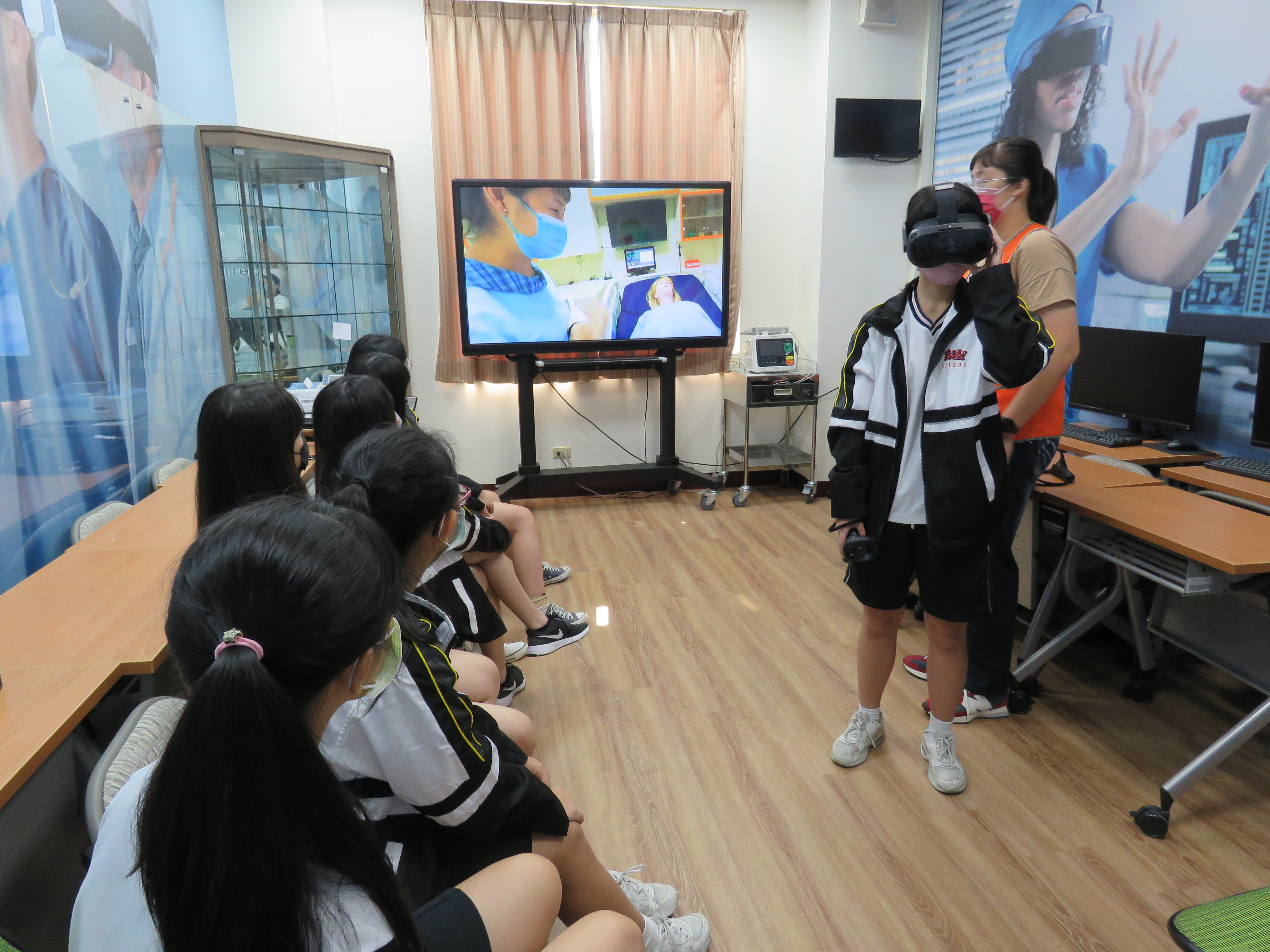 圖為豐原高中學生在亞大護理系未來護理中心，體驗 VR沈浸式體驗，失智友善元宇宙。