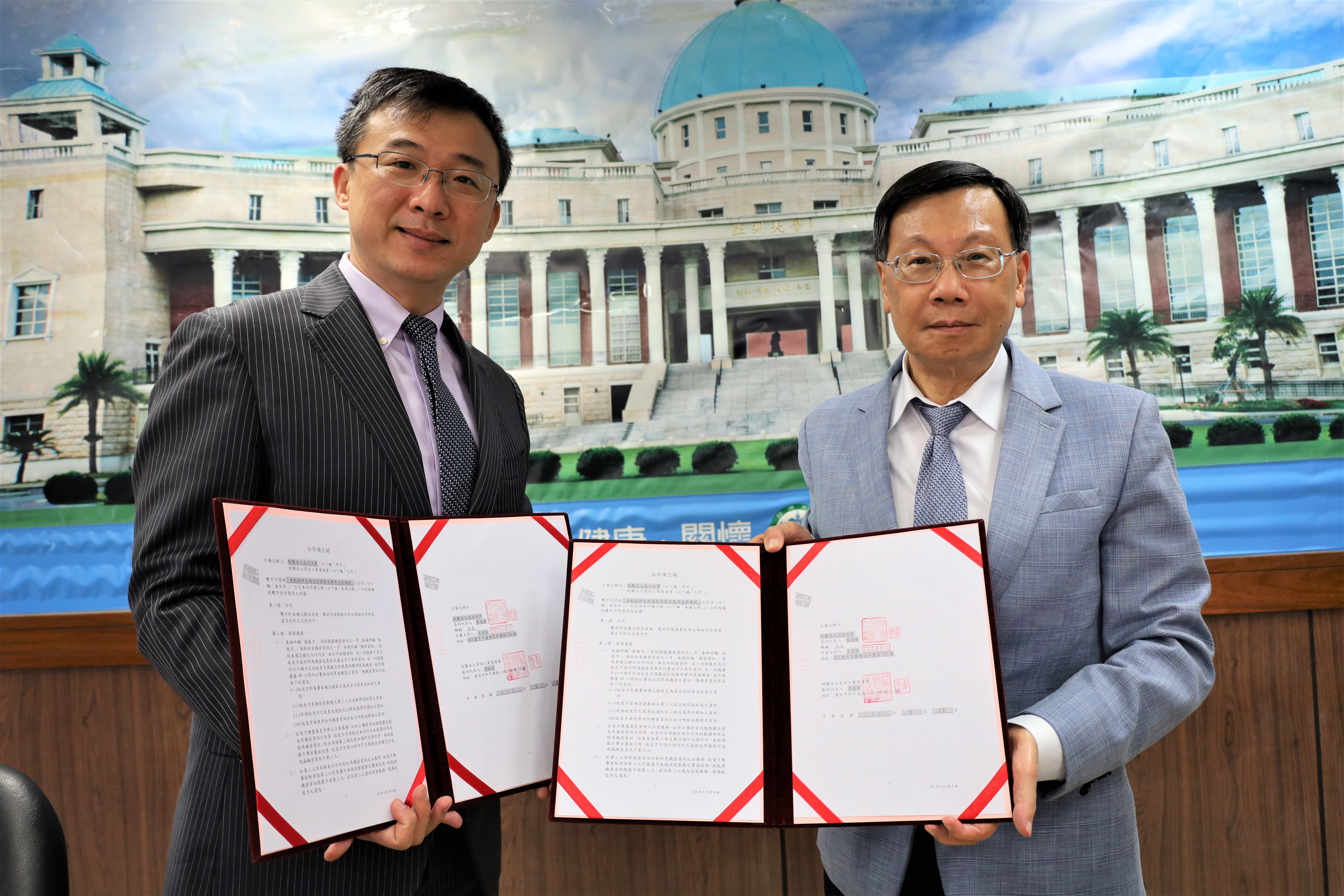 图为亚大校长蔡进发(右)、资策会科法所副所长顾振豪，代表签订「共创创新生物技术开发及应用支持机制」合作备忘录。