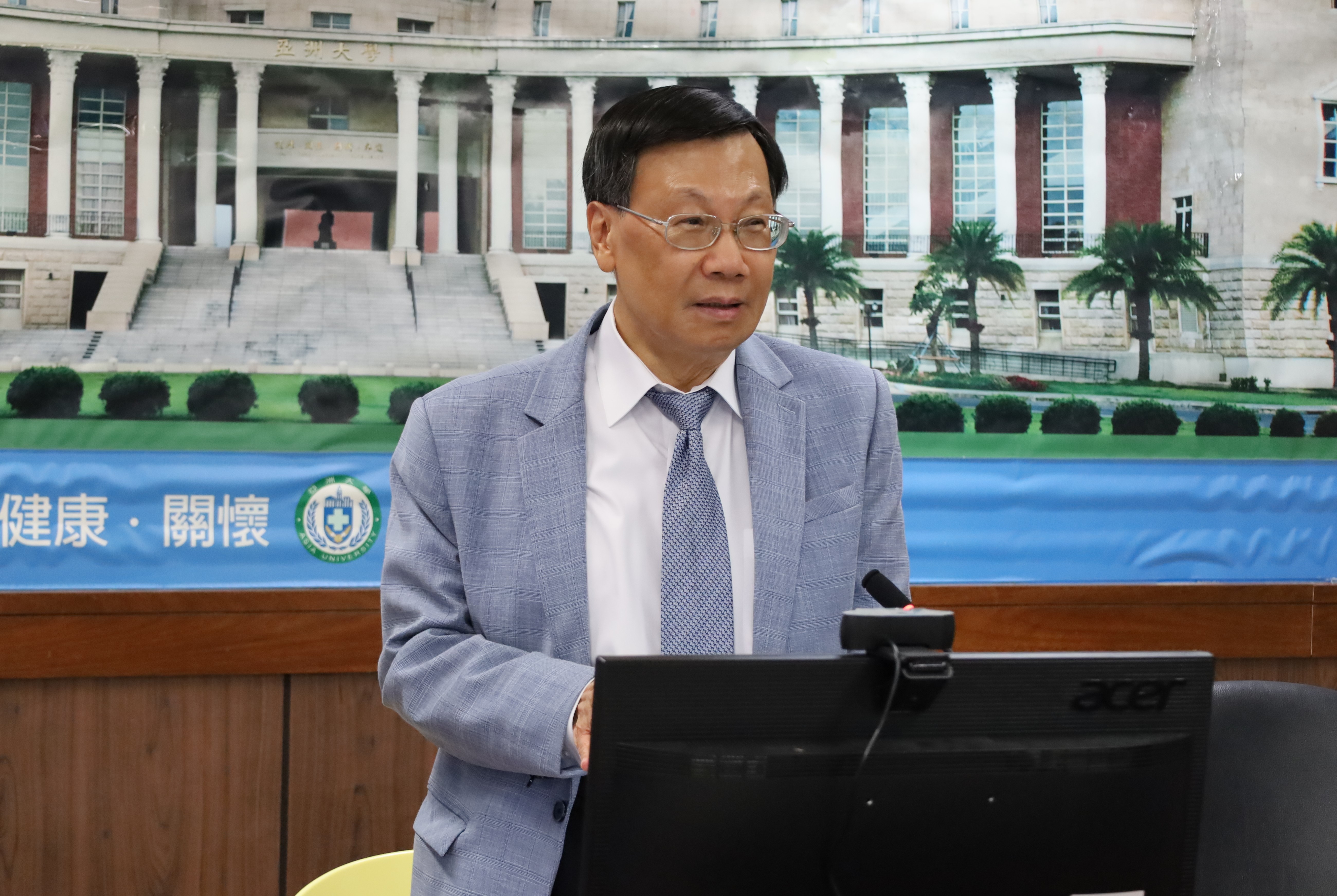 图为亚大校长蔡进发表示，亚大多年来培育很多生医领域人才，产学合作上有许多具体成果。