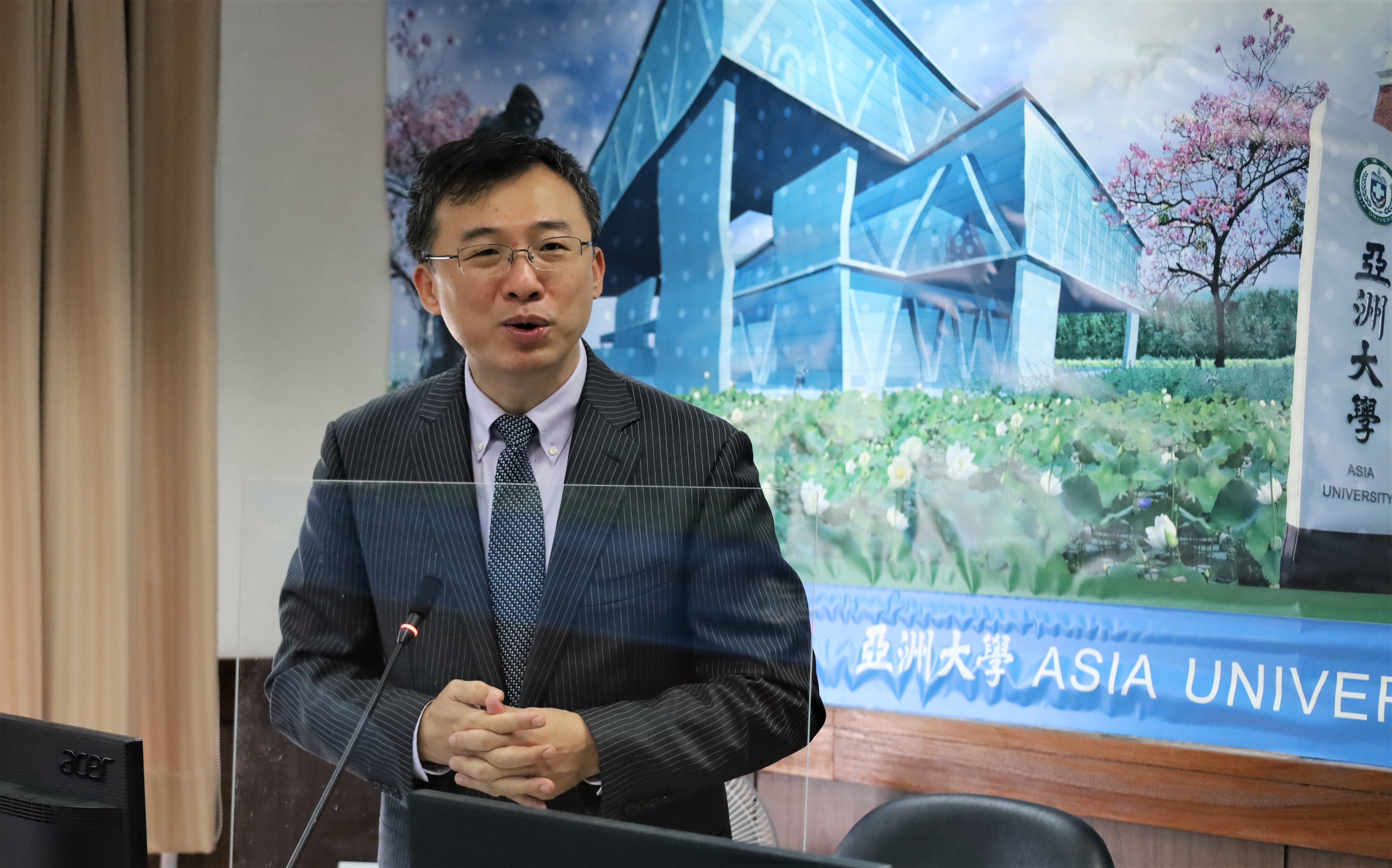图为资策会科法所副所长顾振豪指出，期待与亚大签订MOU后，对国际前瞻法制议题在我国落地时可能问题与考量，进行验证讨论，协助生技产业更加蓬勃发展。