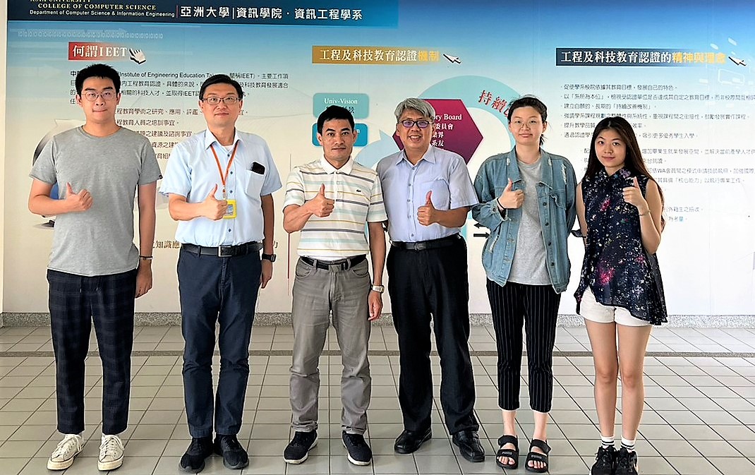 亞大資電學院長許慶賢(左3)、資訊長兼資工系主任陳懷恩(左2)、資工系副主任林俊淵(左4)，祝賀獲得輝達NVIDIA DLI國際證照的同學。