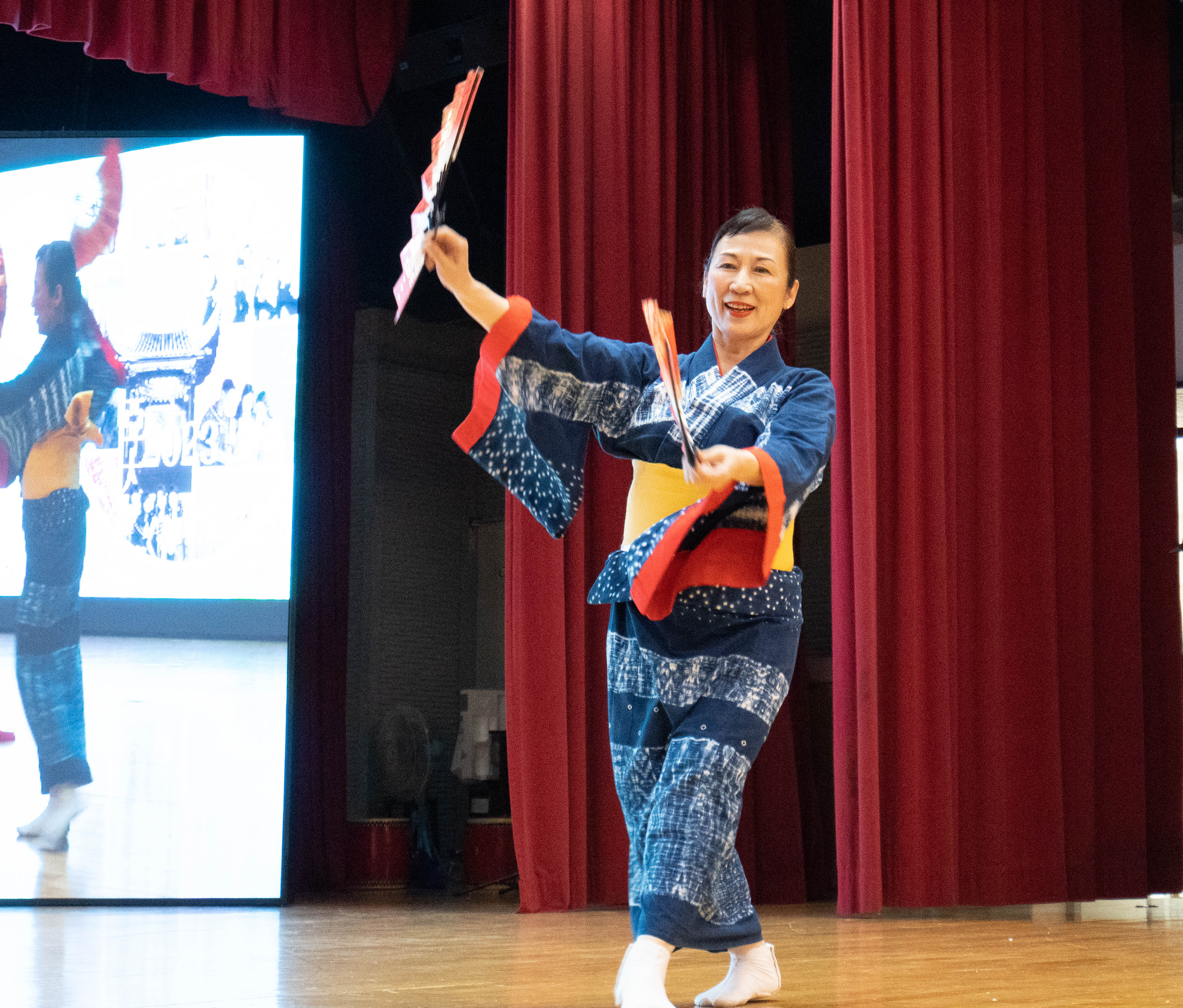 圖為「日本閃亮藝術」石井和美團長，詮釋日本青森縣津輕地區民謠Yosare的特色