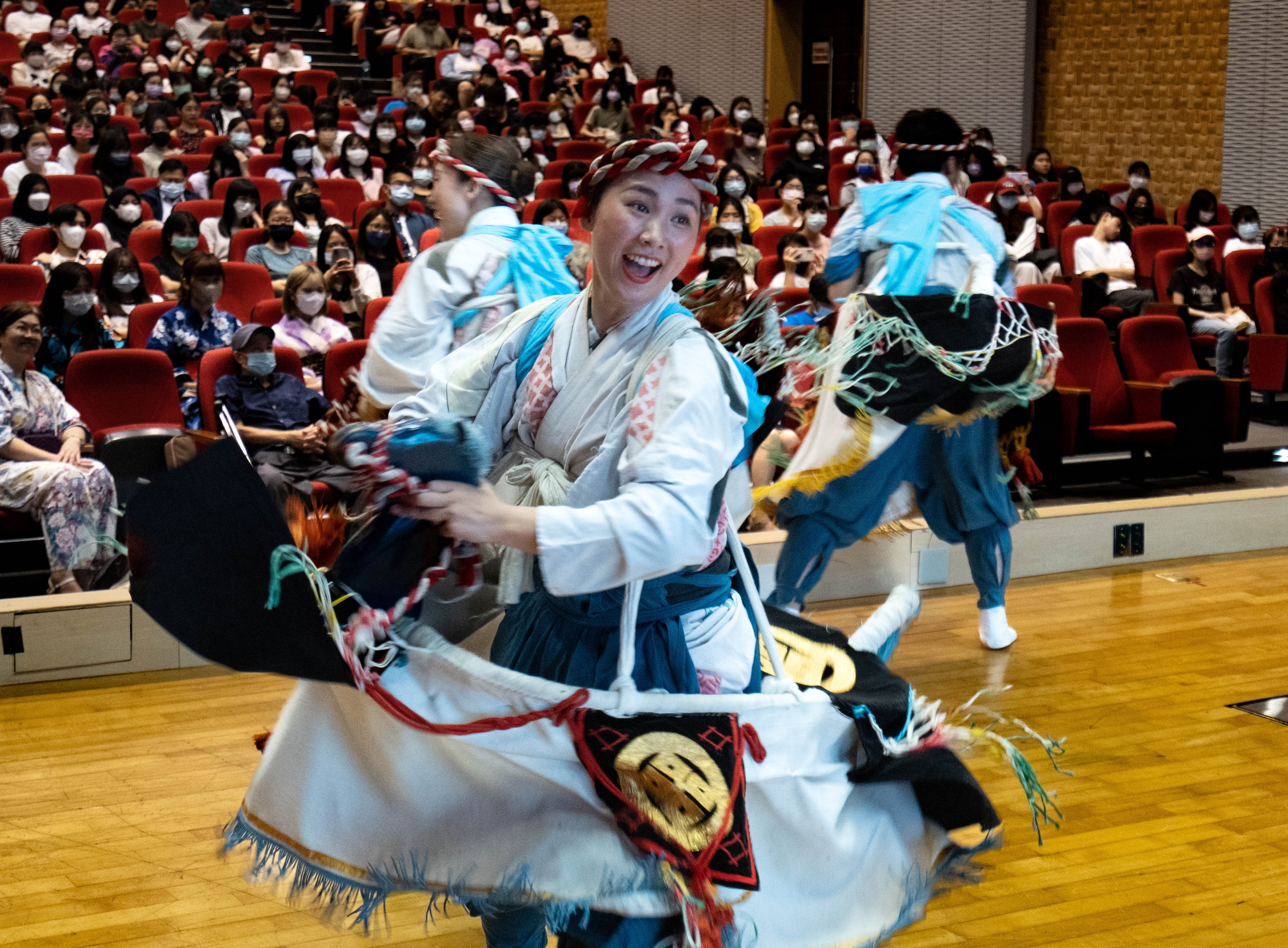 圖為「日本閃亮藝術」表演者，演示日本東北地區的「駒舞」之一「荒馬」。