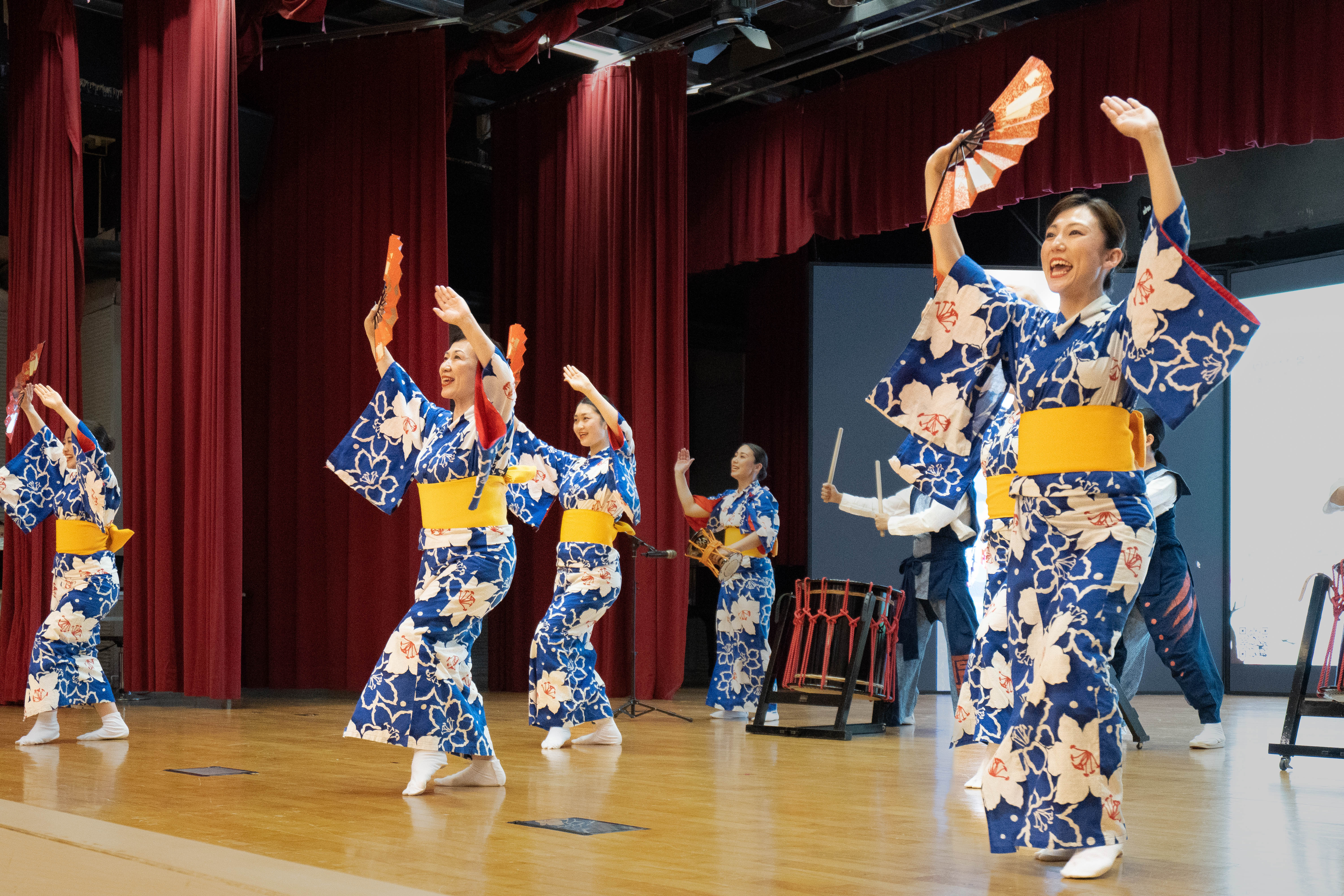 圖為「2023亞大藝文季-日本民舞饗宴」活動，以代表日本秋田縣樂曲〈飾山囃子〉揭開序幕。