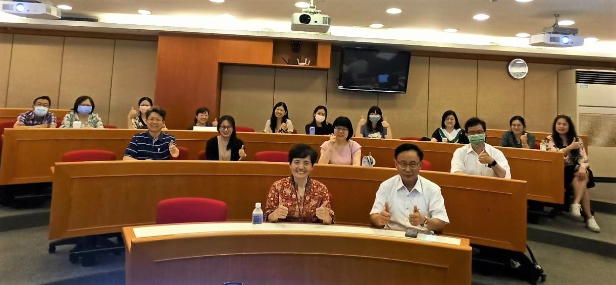 图为亚大人社学院举办第2次「ChatGPT融入教学工作坊」，人社学院长陈英辉(前排右)、图书馆长廖淑娟(前排左)，与参与教师合影。