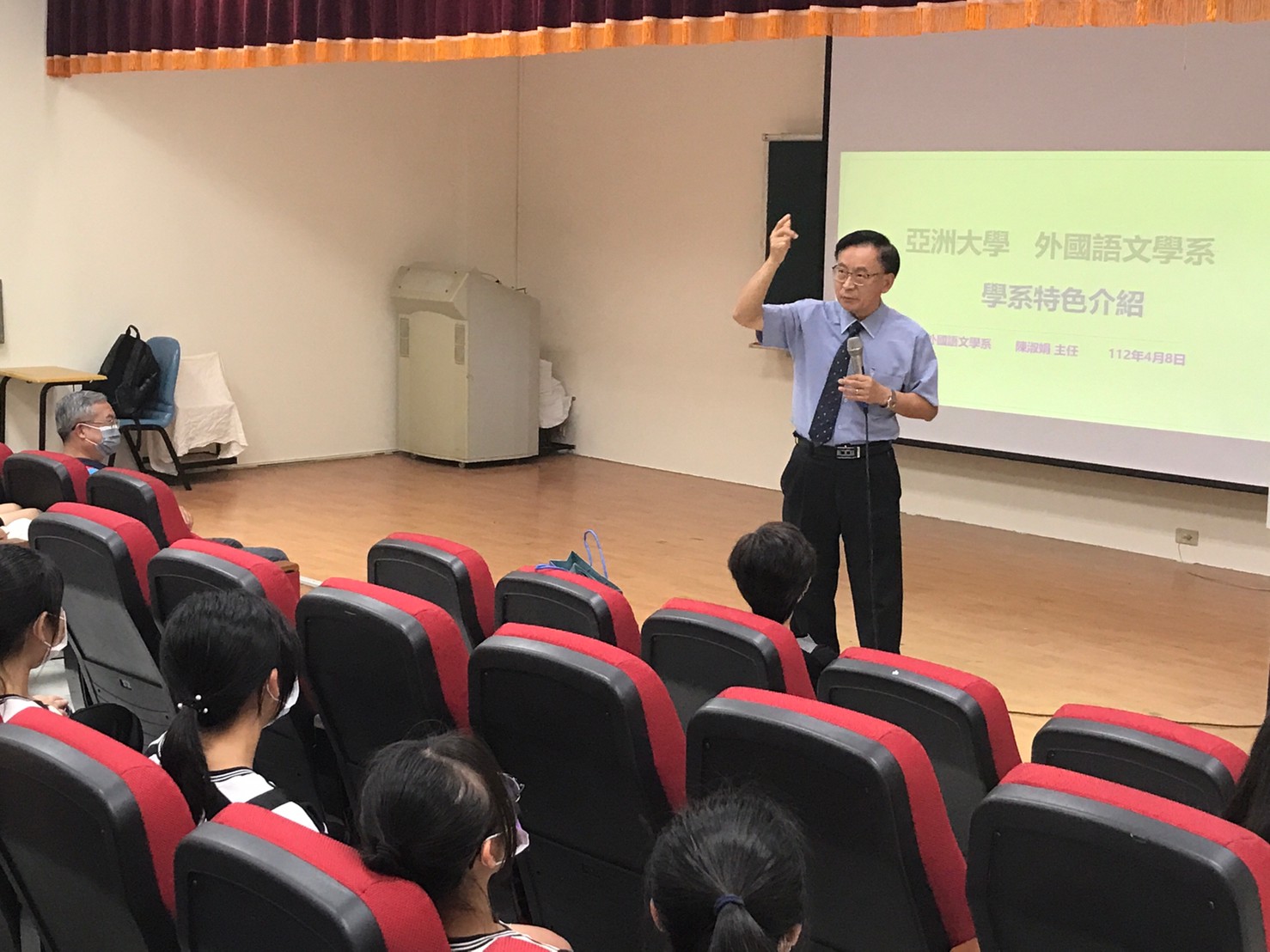 圖為亞大人社學院暨國際學院長陳英輝，強調國際移動力和外語人才的優勢。
