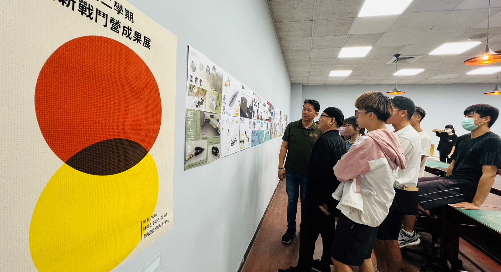 图为亚大发明中心举办「国际设计菁英团成果展」，同学参观海报作品。