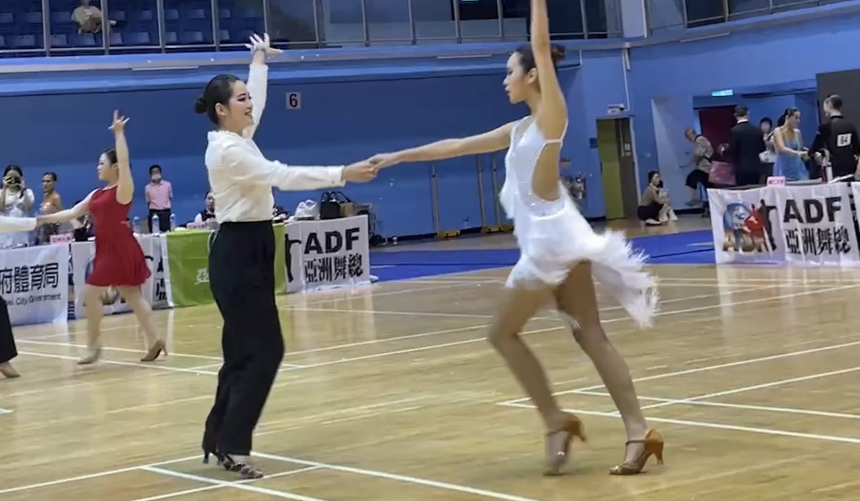 亞大運動舞蹈校隊隊長林珈妤及舞伴賴逸嘉，在新生單項「吉魯巴」中奪得冠軍。