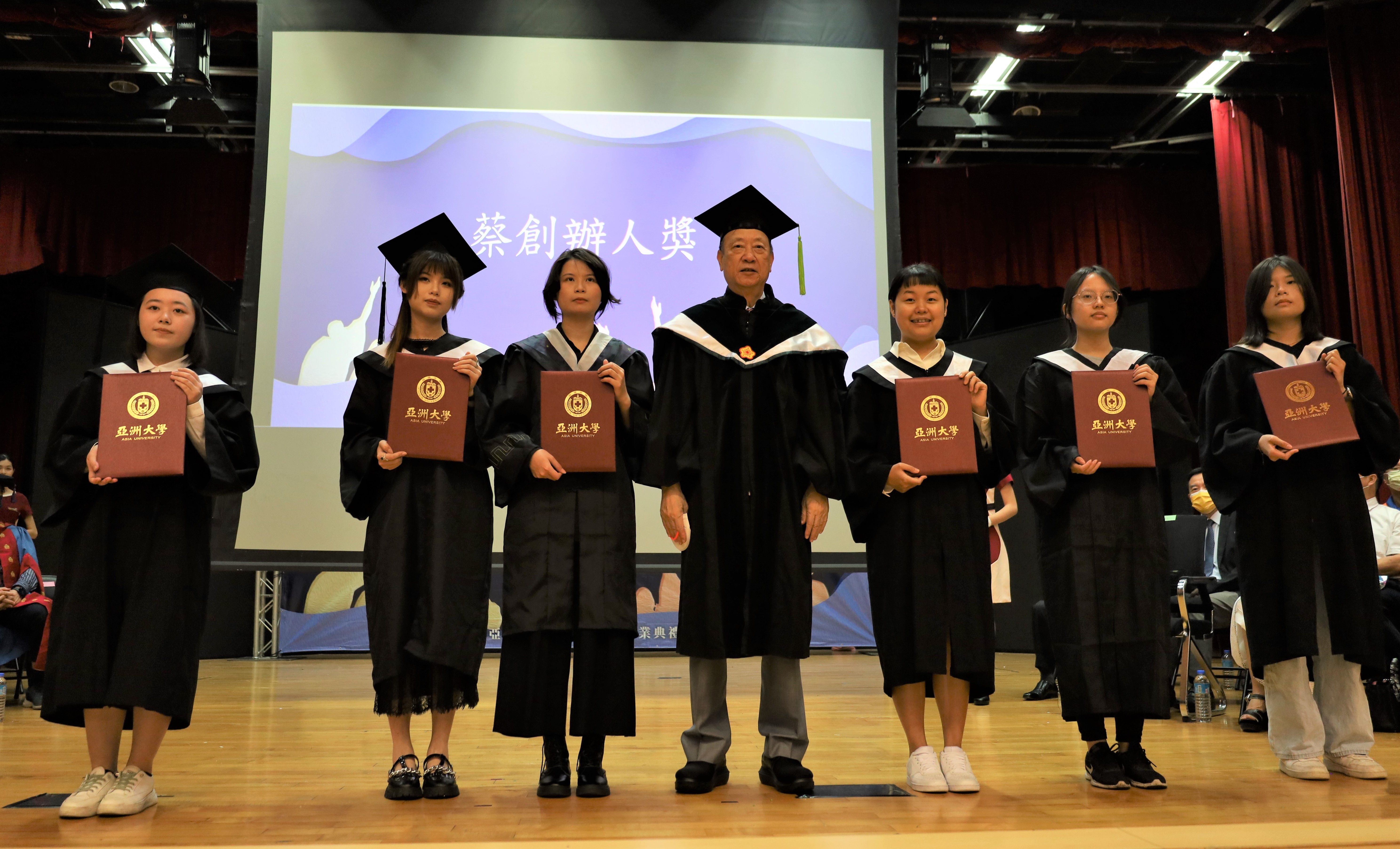 圖為亞大畢業典禮，創辦人蔡長海(中)頒獎給得獎畢業生。