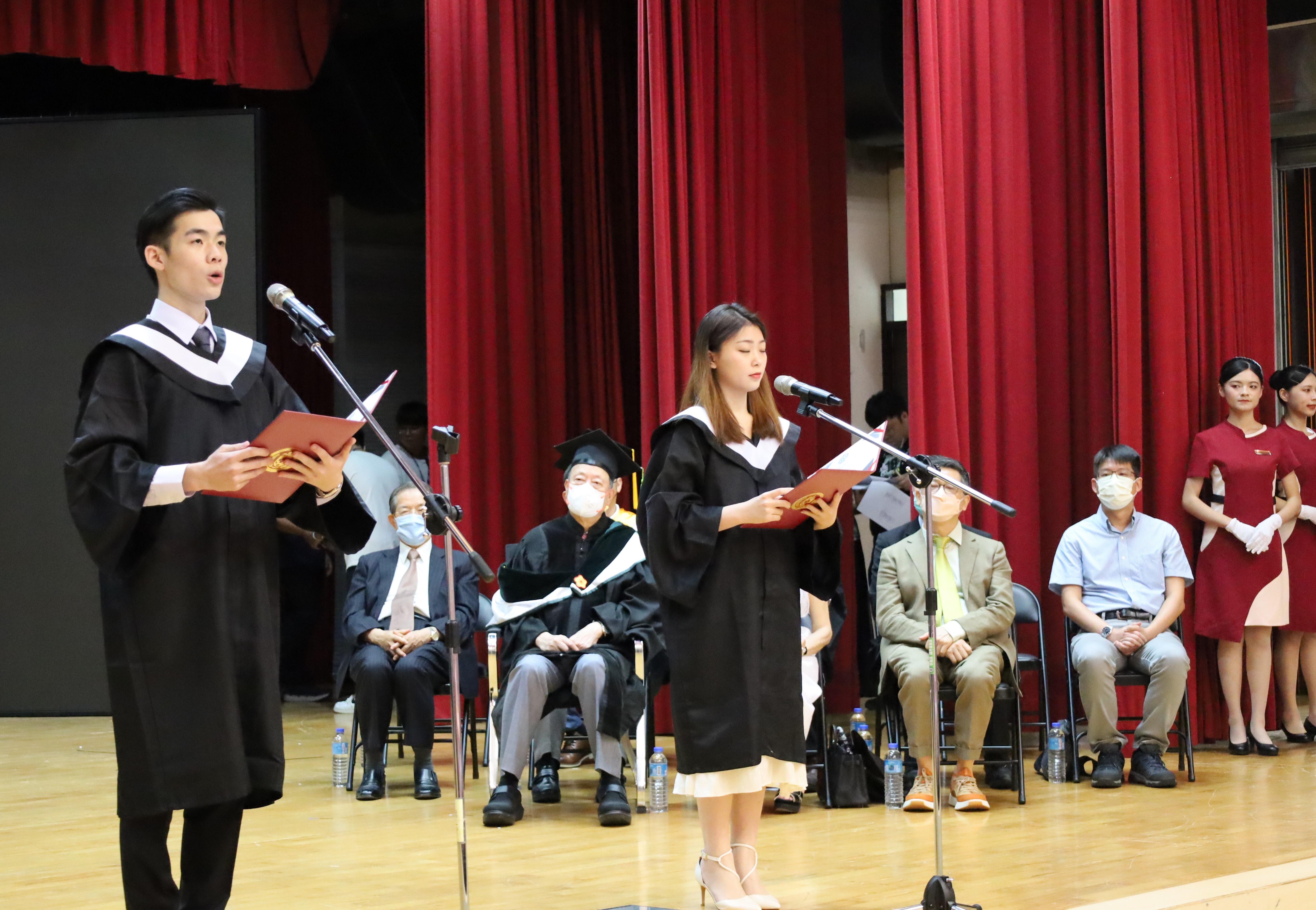 圖為亞大畢業典禮，畢業生代表宣誓。