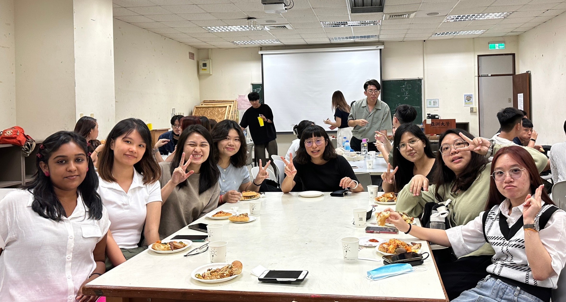 圖為亞大室設系、馬來西亞拉曼大學同學，在午餐時間交流。