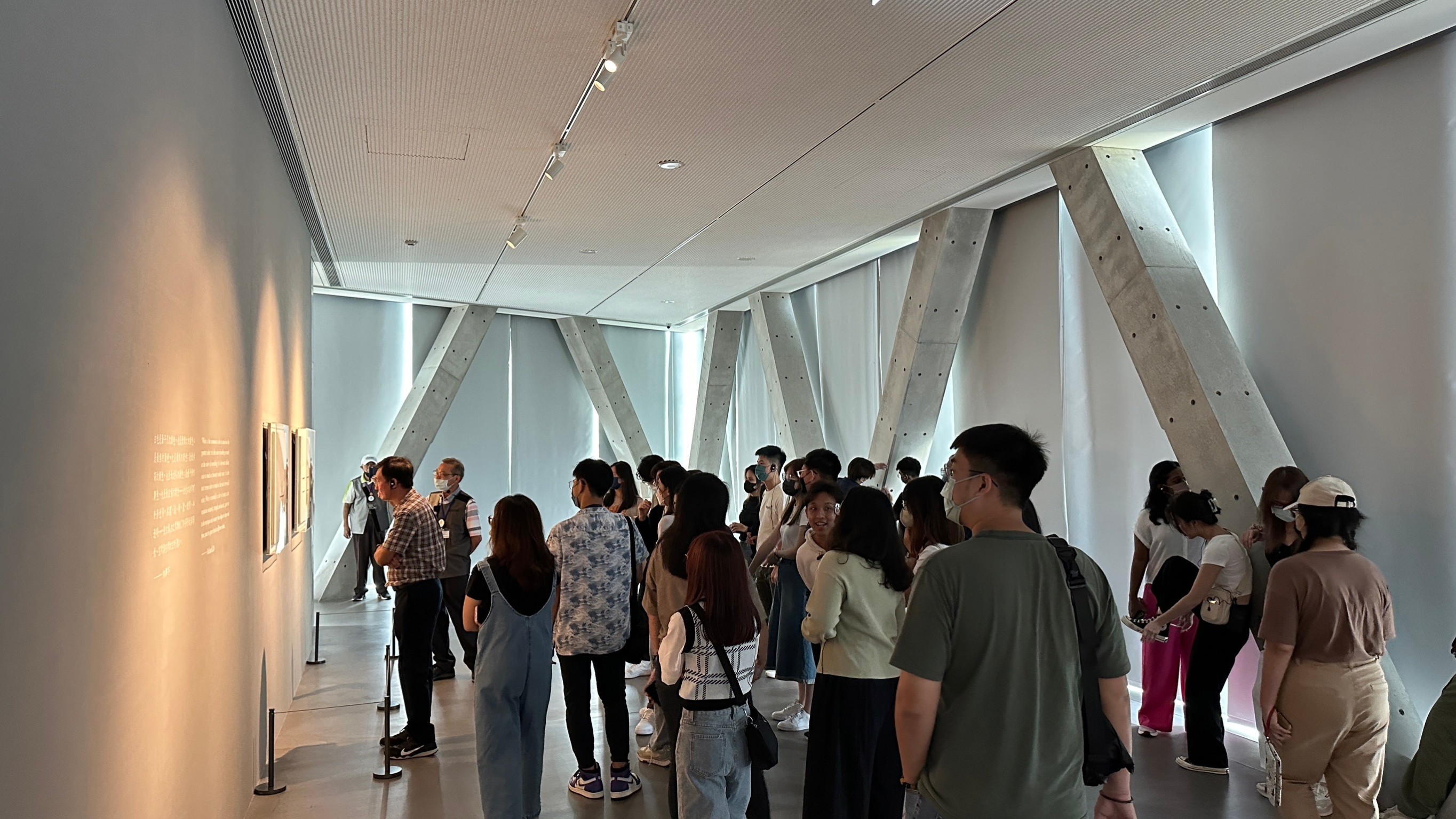 图为马来西亚拉曼大学师生到亚大现代美术馆参观，欣赏「阿罩雾神游天地展」，也观摩安藤忠雄大师的建筑之美。
