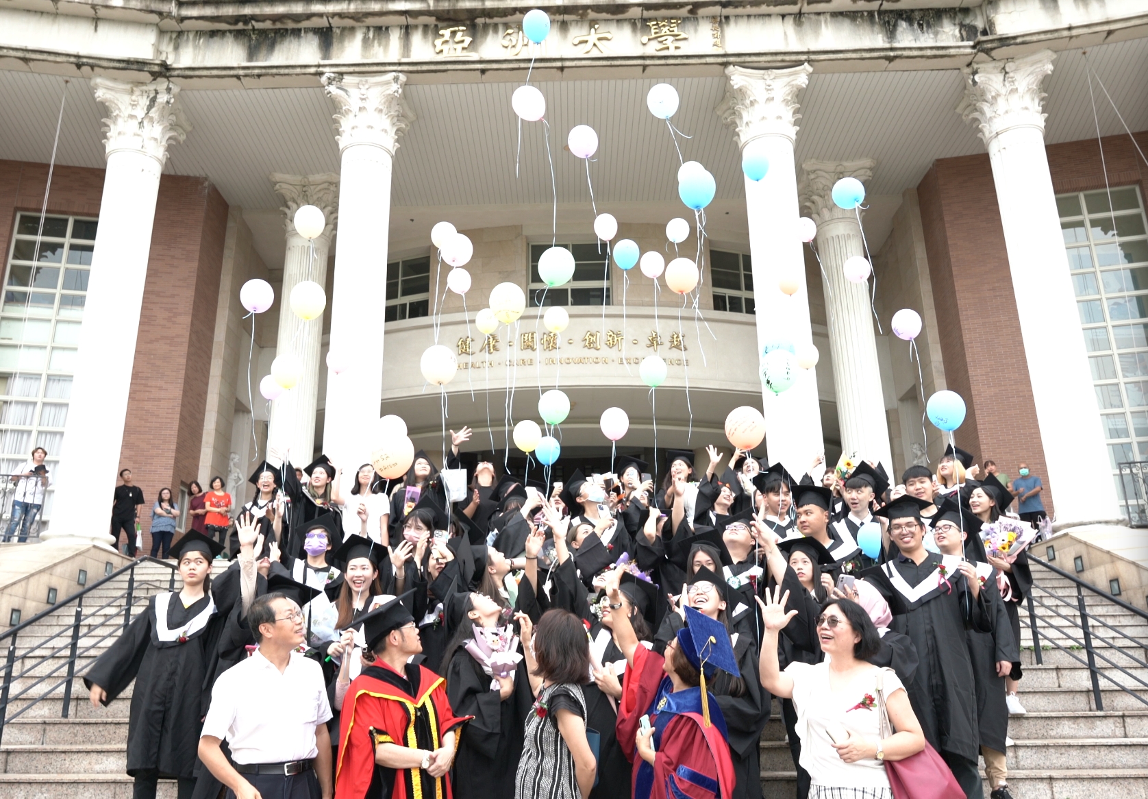 圖為亞大會資系畢業生手繪氣球升空，在歡呼聲中完成畢業典禮。