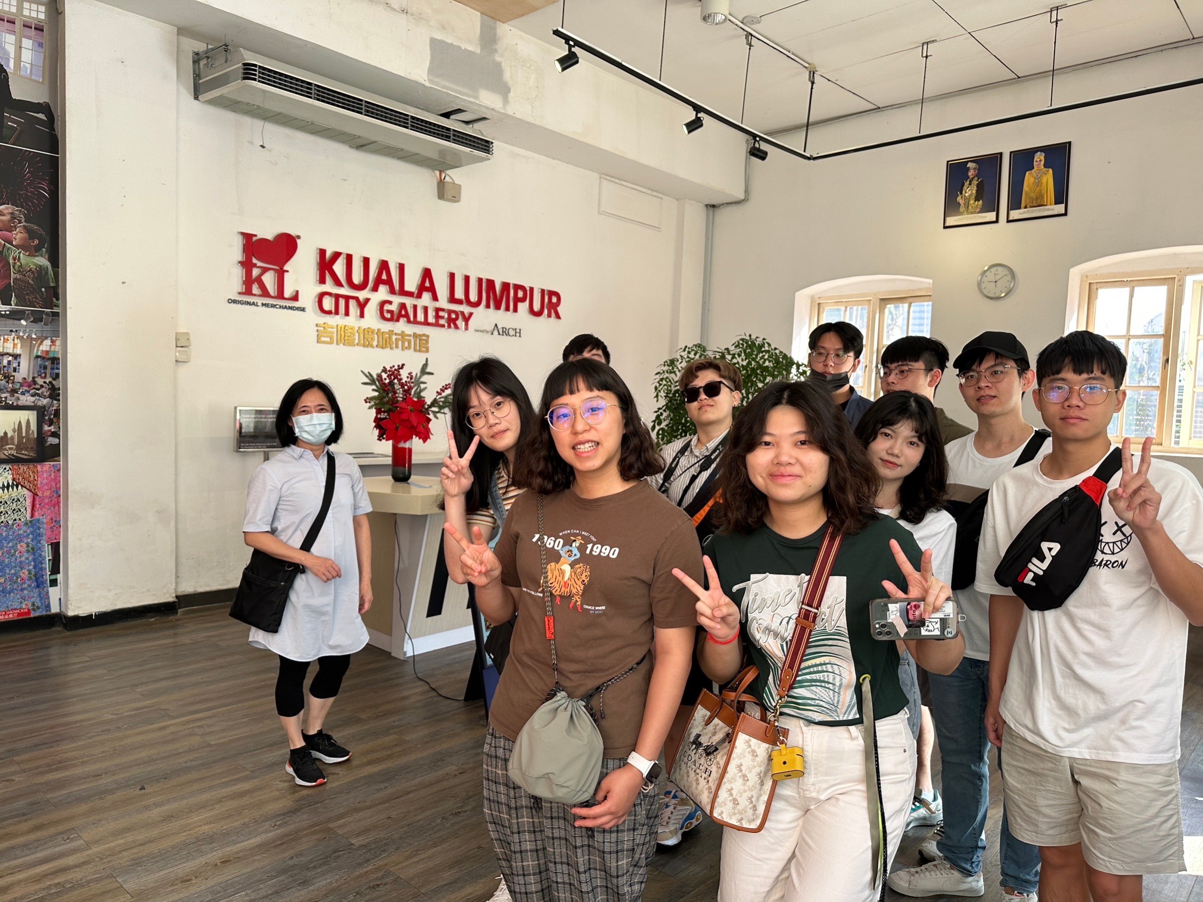 圖為亞大室設系林佳慧老師(左1)和研習同學，參觀吉隆坡城市規劃館。