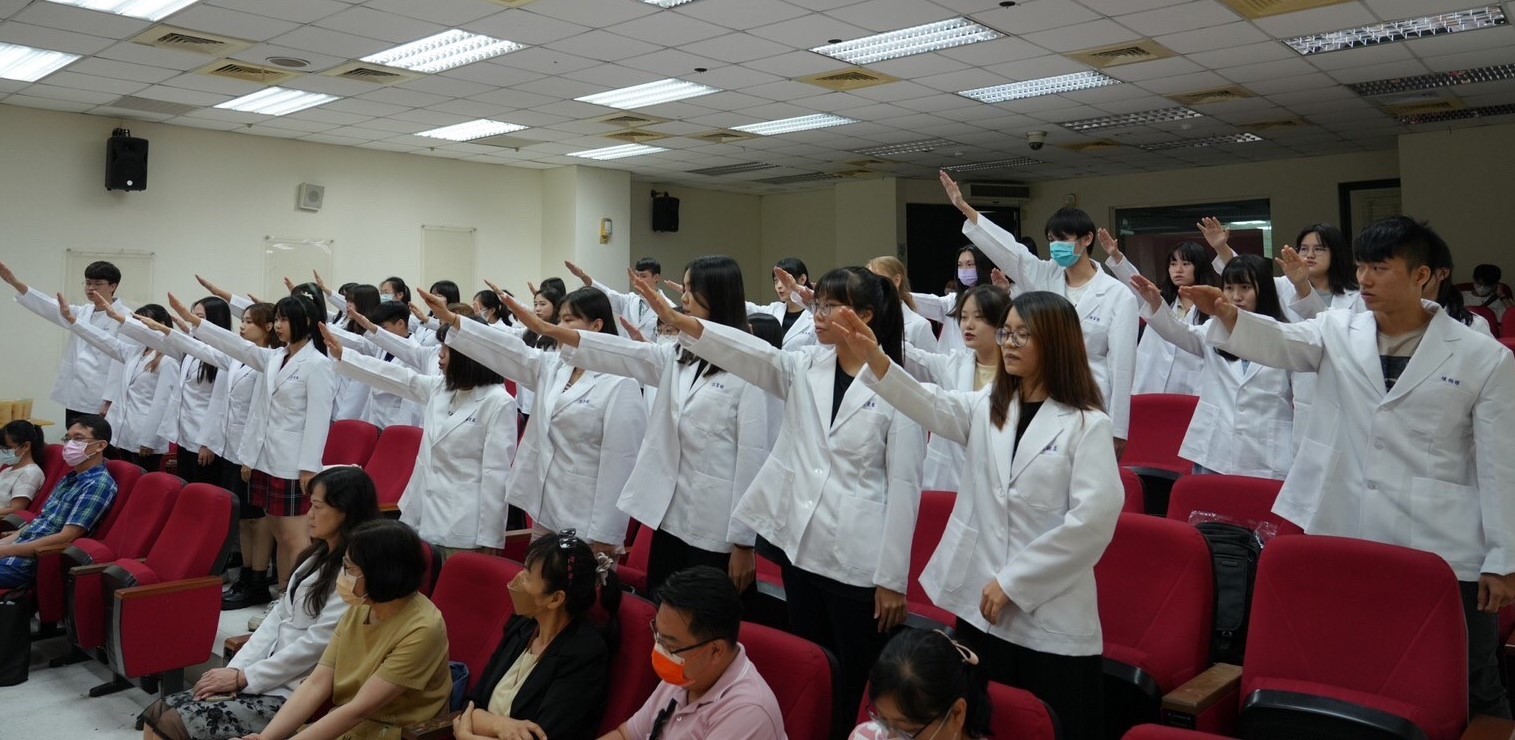圖為亞大保健系同學，穿上營養師白袍宣讀誓詞。