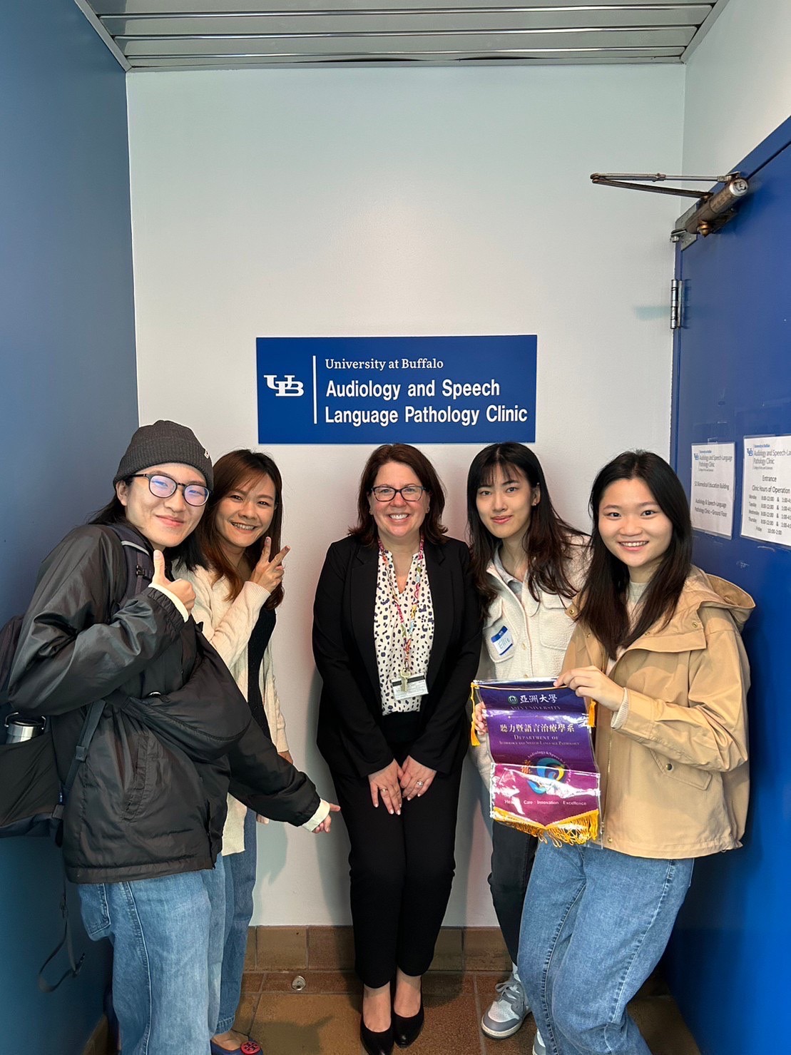 圖為亞大聽語系師生，與紐約大學水牛校區Mary M.Staebell教授(中)合影。