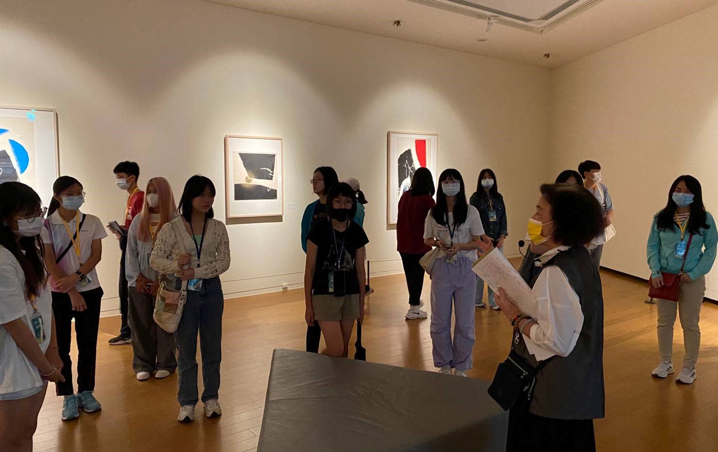 圖為亞大現代美術館專業志工，帶領學員導覽「阿罩霧神遊天地——藝術・科技展」。