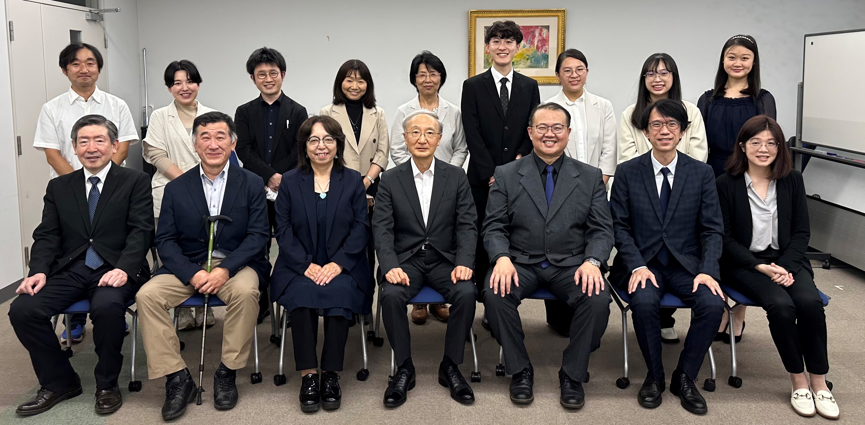 圖為日本東北文化學園大學加賀谷豐校長（前排中）頒予結業證書，與亞大視光曾榮凱主任(前排右3)、陳經中老師(前排右2)、林芮宇老師(前排右1)、亞大視光系同學和日方老師合影。